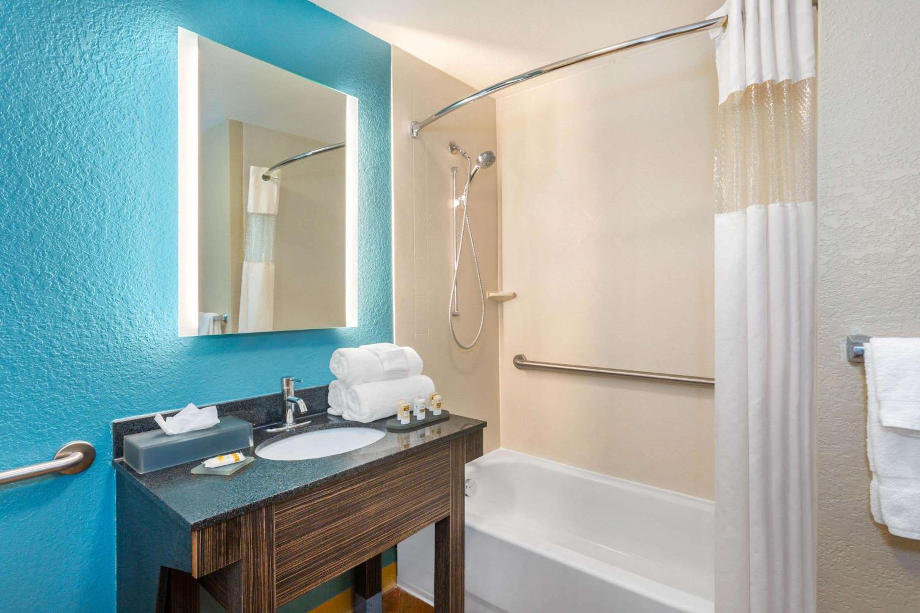 Sebring Vacations - La Quinta by Wyndham Sebring - Property Image 9