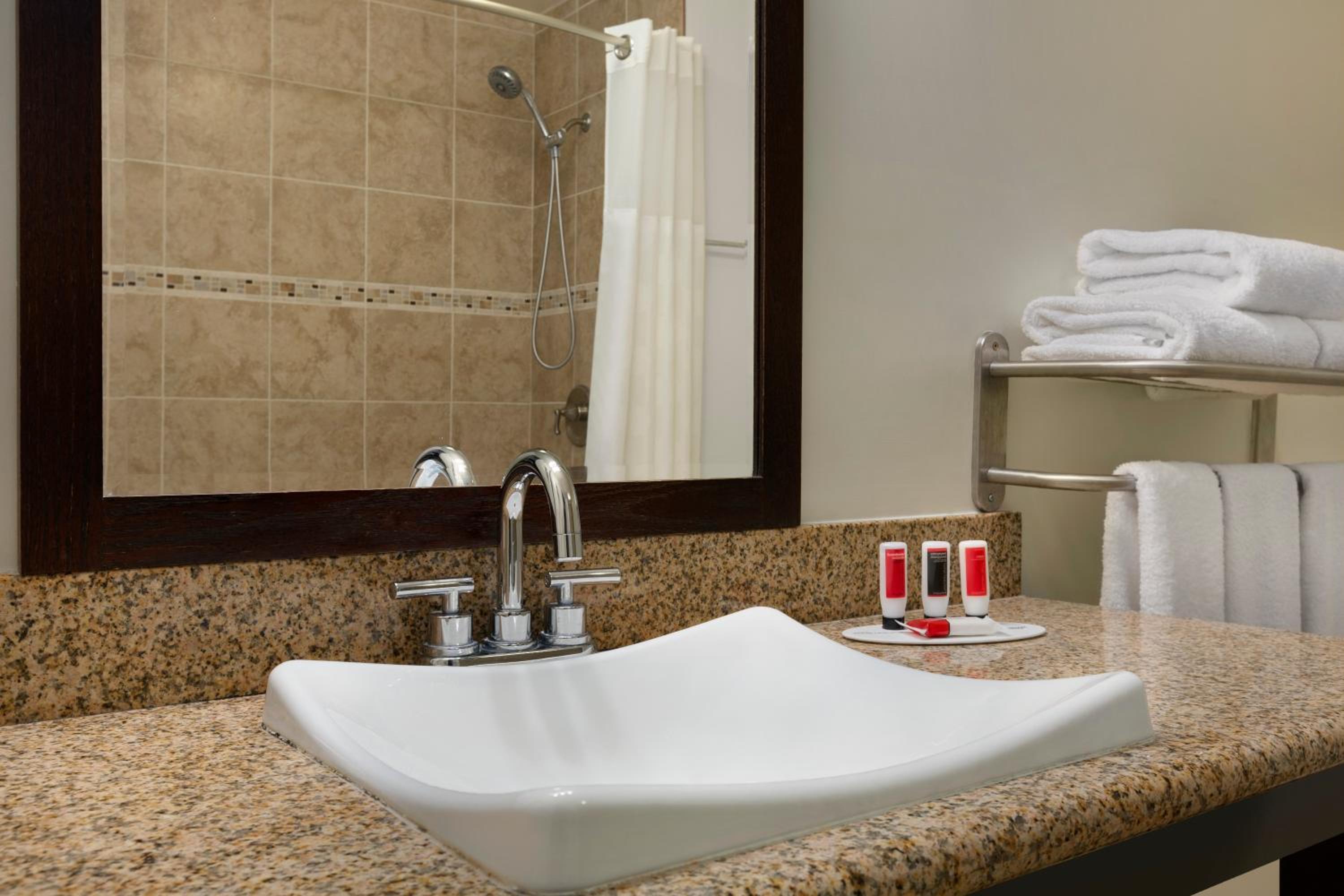 Oakland Vacations - Ramada by Wyndham Oakland Downtown City Center - Property Image 8