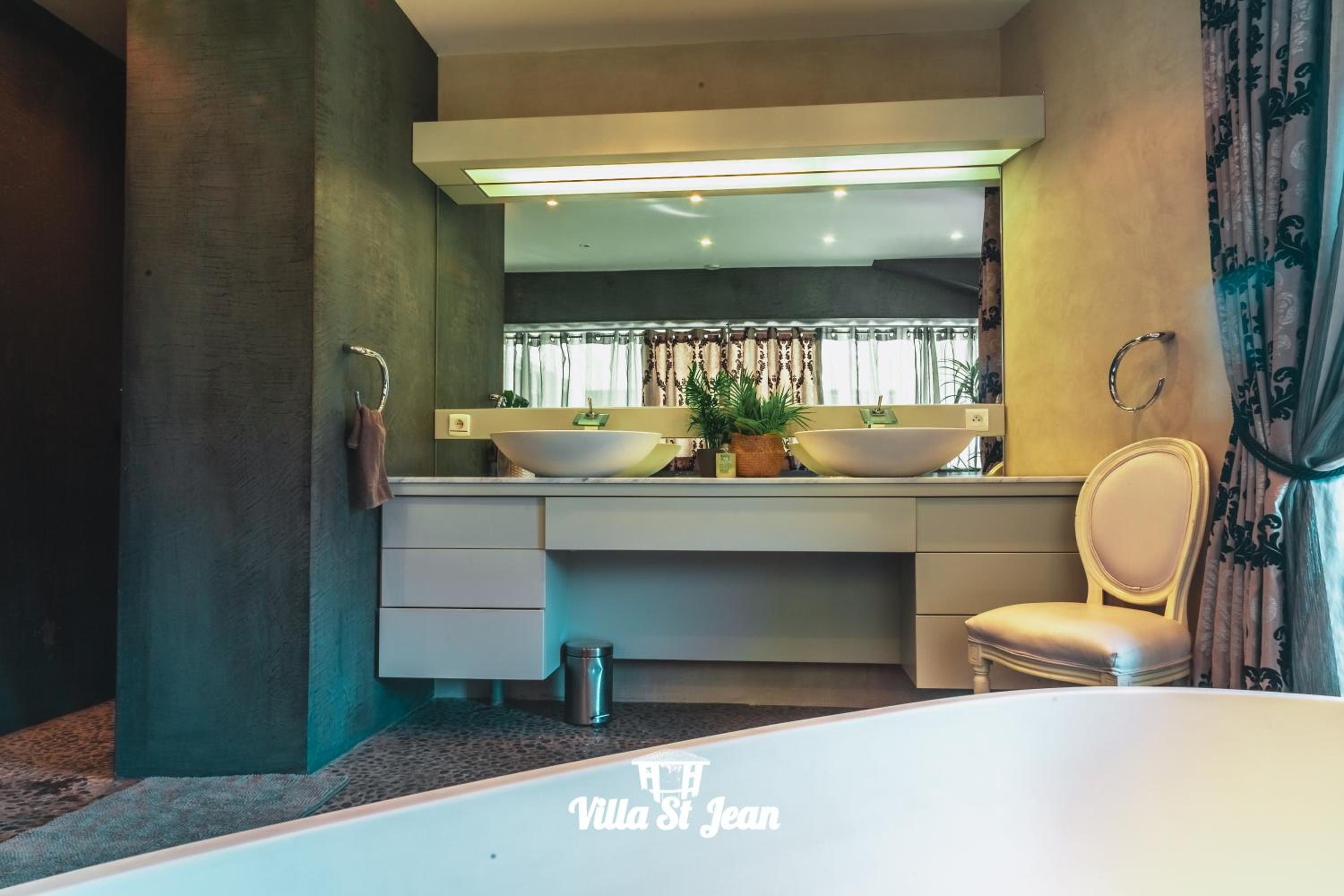 Villa St Jean SUITE Romantique view 5