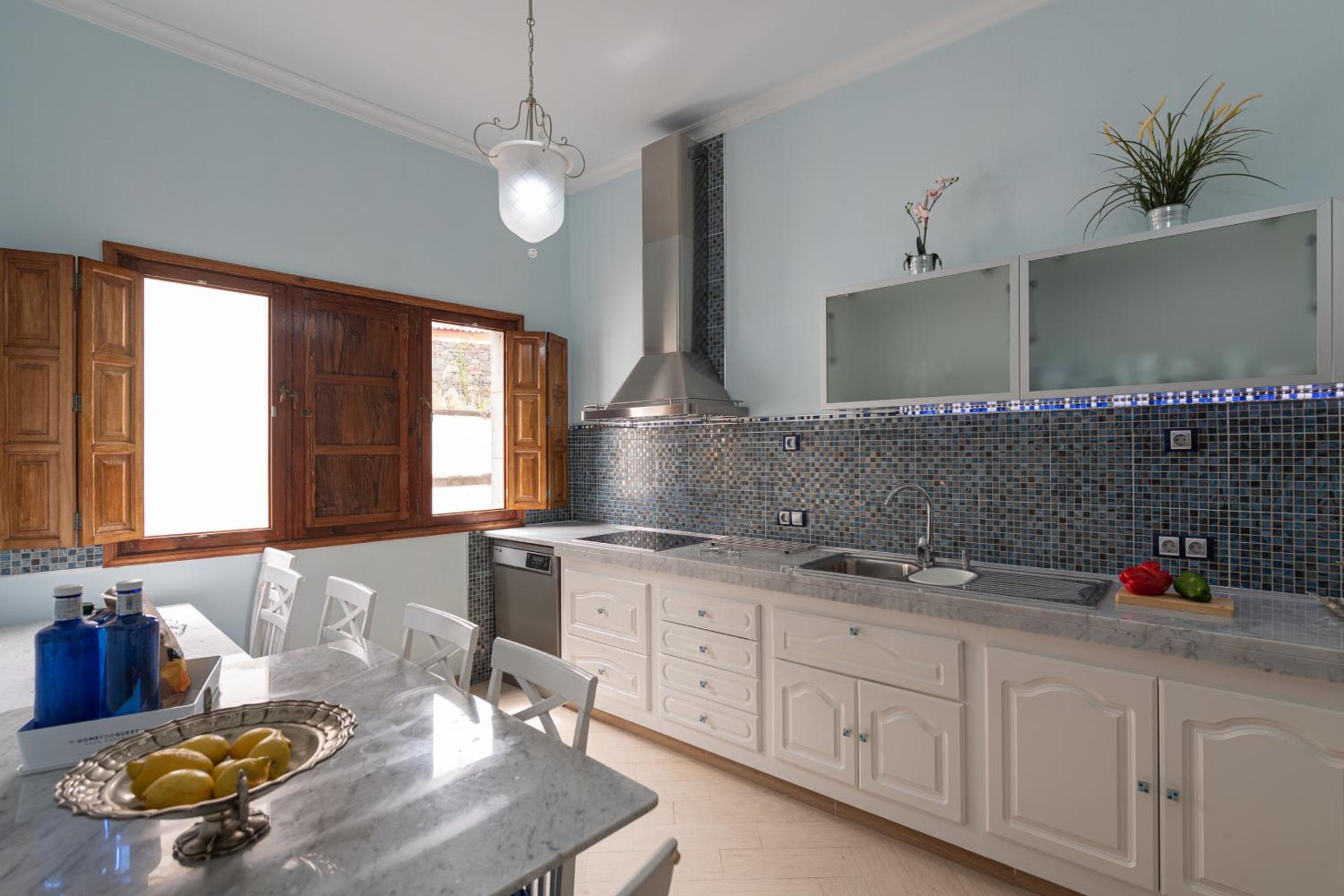 HomeForGuest NEW Duplex with Rooftop next to Arucas Cathedral view 2