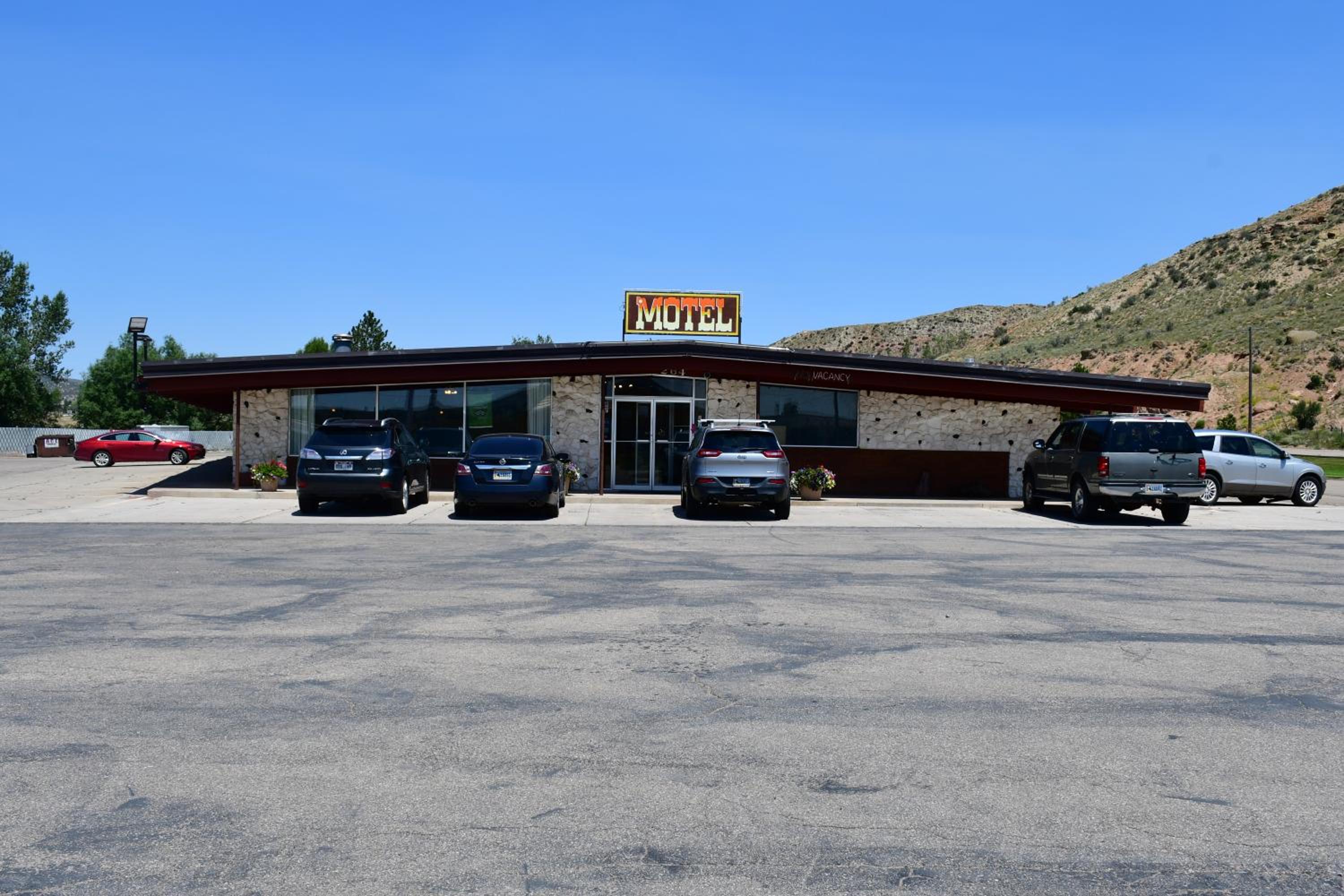 Evanston Vacations - Prairie Inn - Property Image 1
