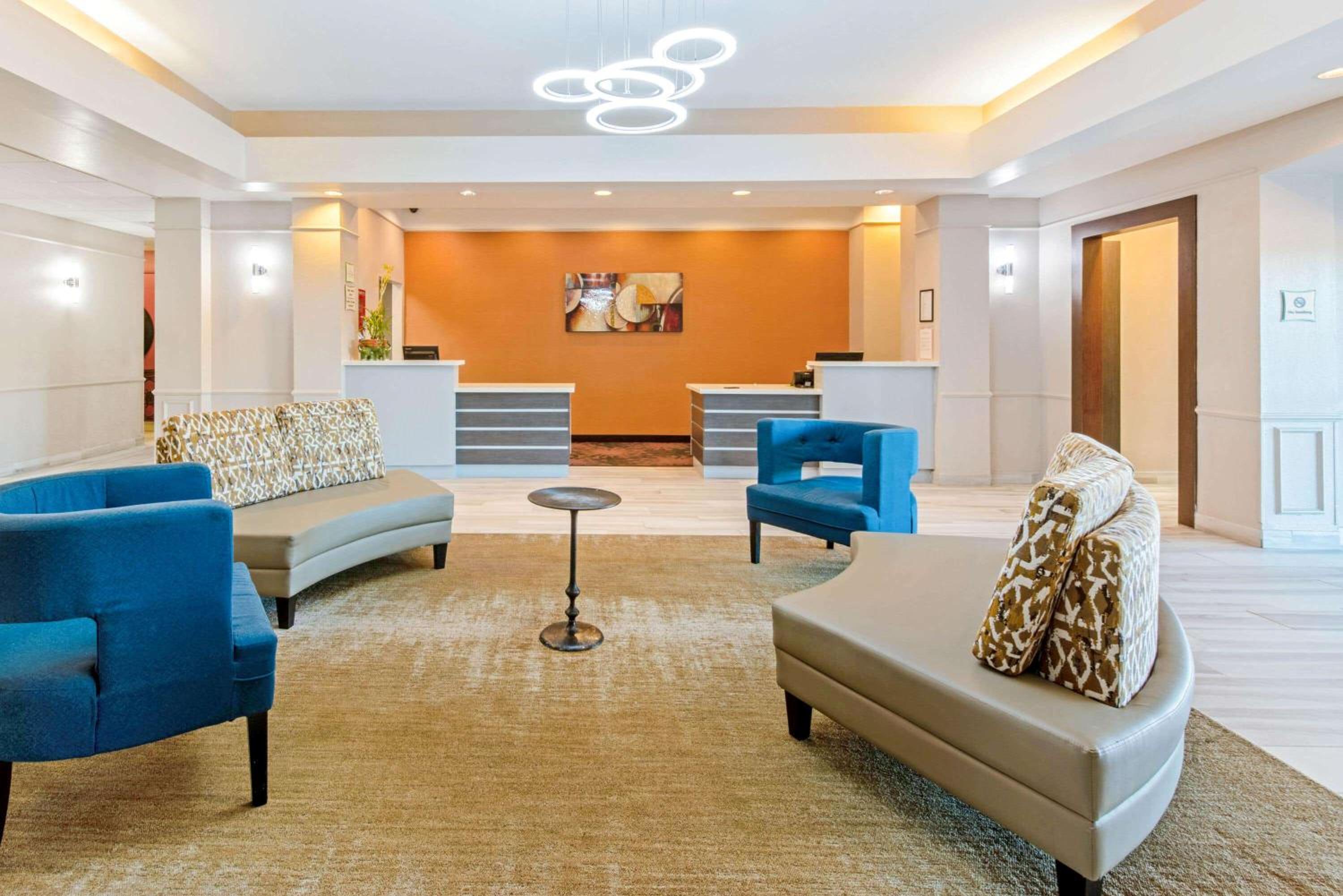 La Quinta by Wyndham Winnie view 3