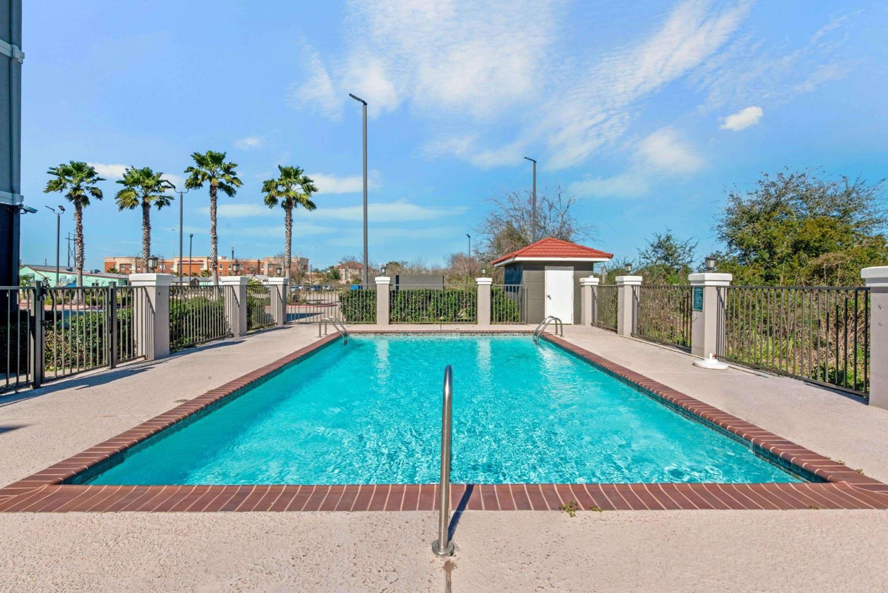 La Quinta by Wyndham Winnie view 4