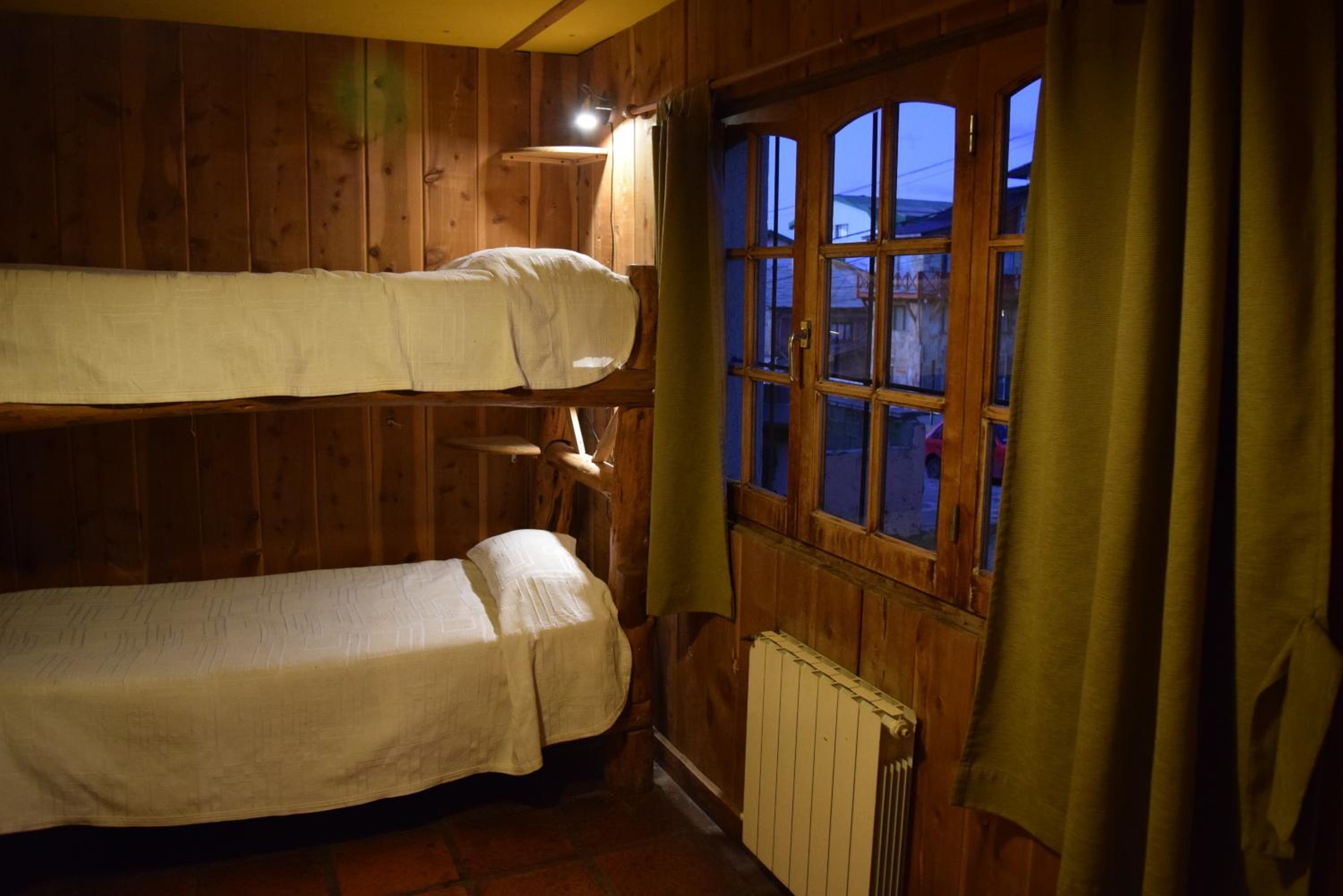 Periko´s Youth Hostel