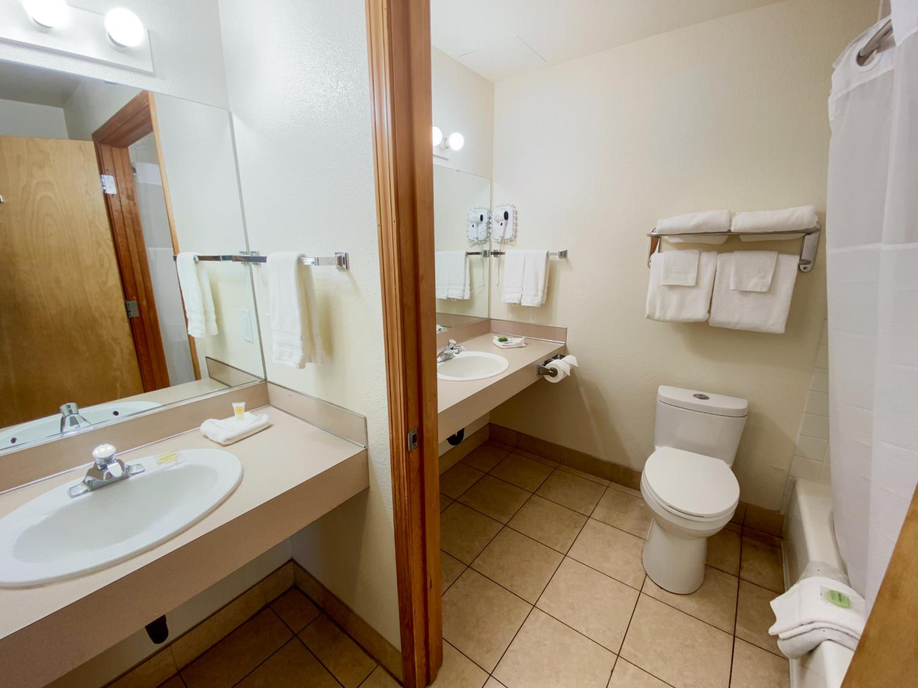 Sisters Inn & Suites