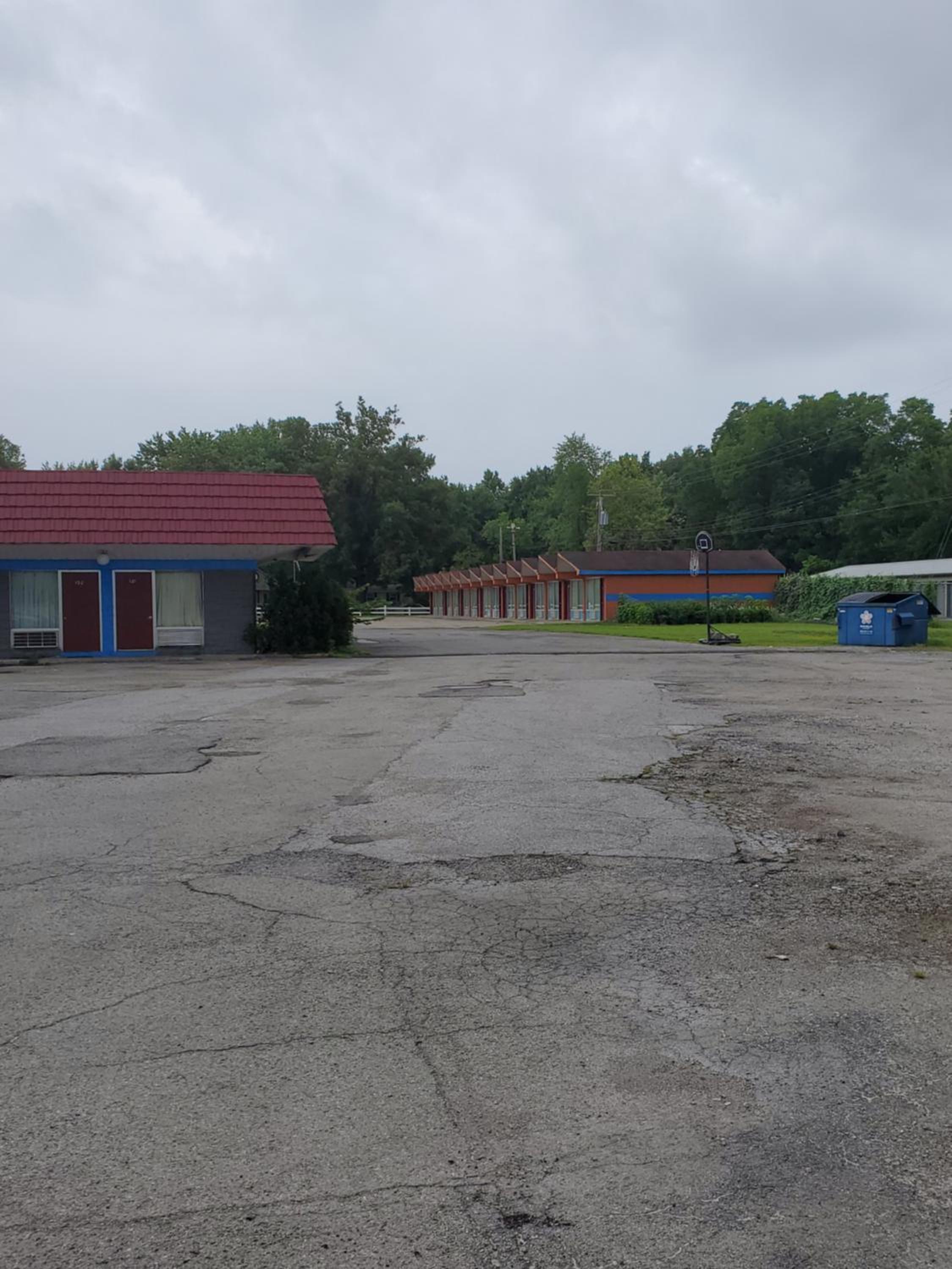 Gray Plaza Motel West Frankfort, photo 33