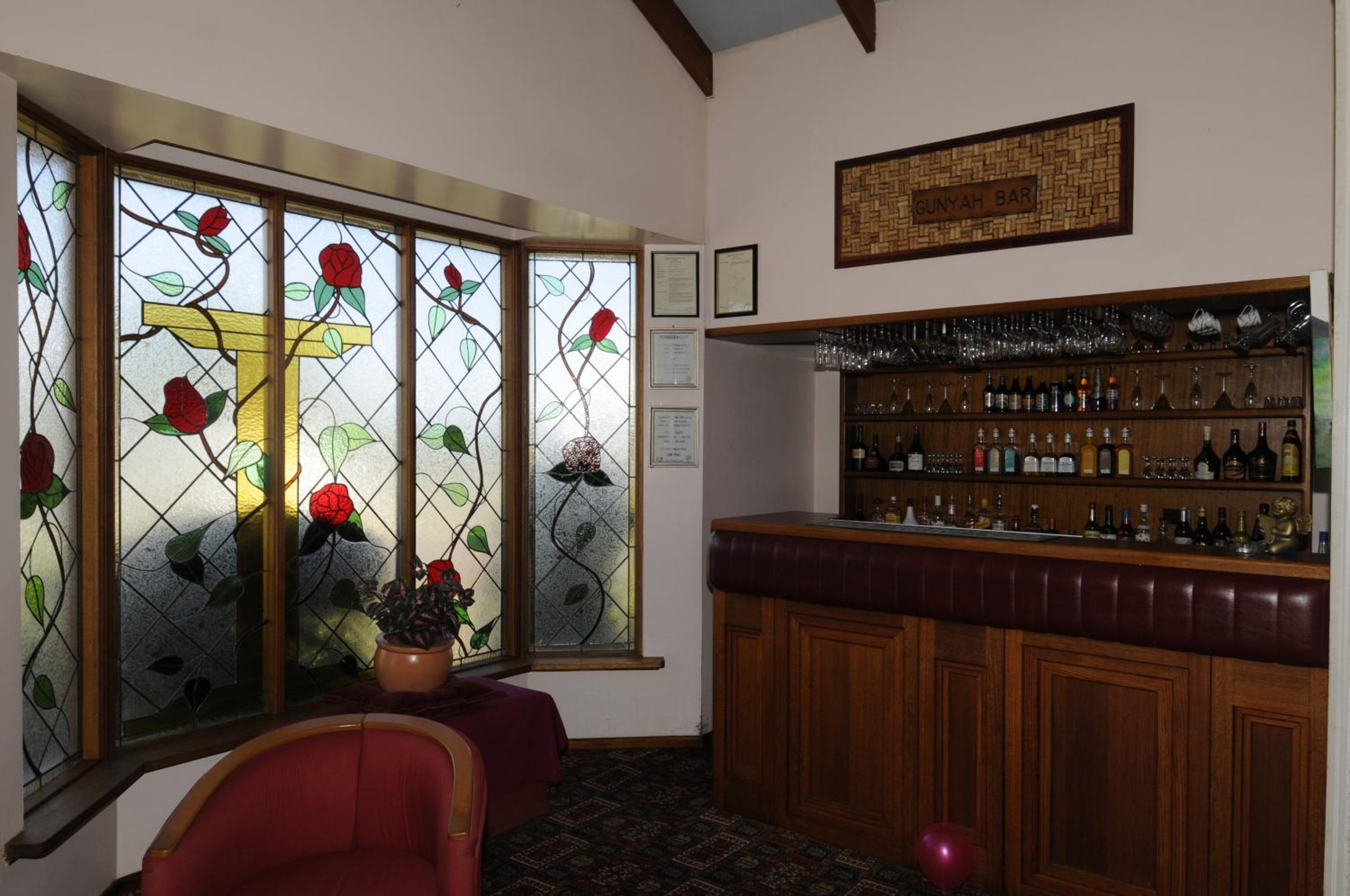 McNevins Warwick Motel