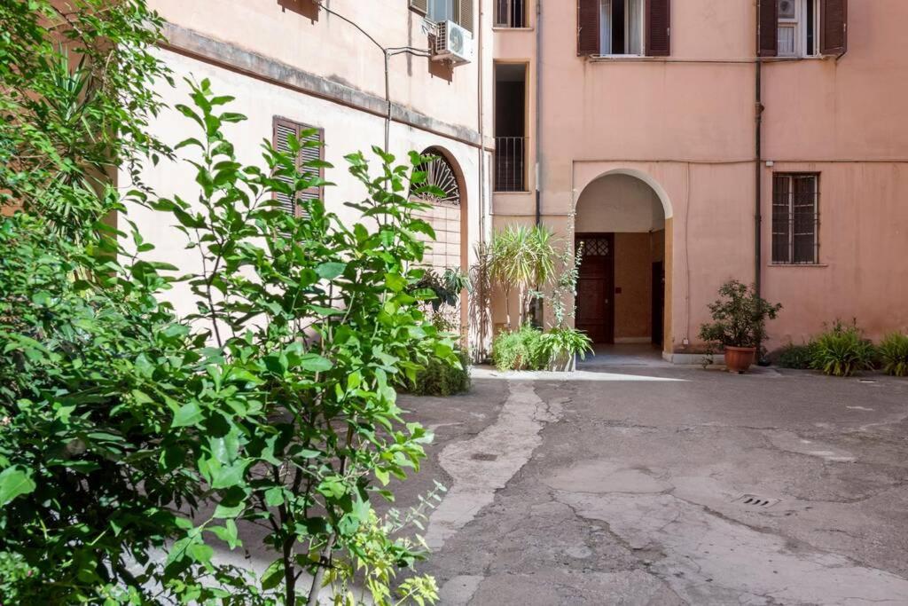 VLAD HOUSE, CLOSE THE COLOSSEUM photo 4