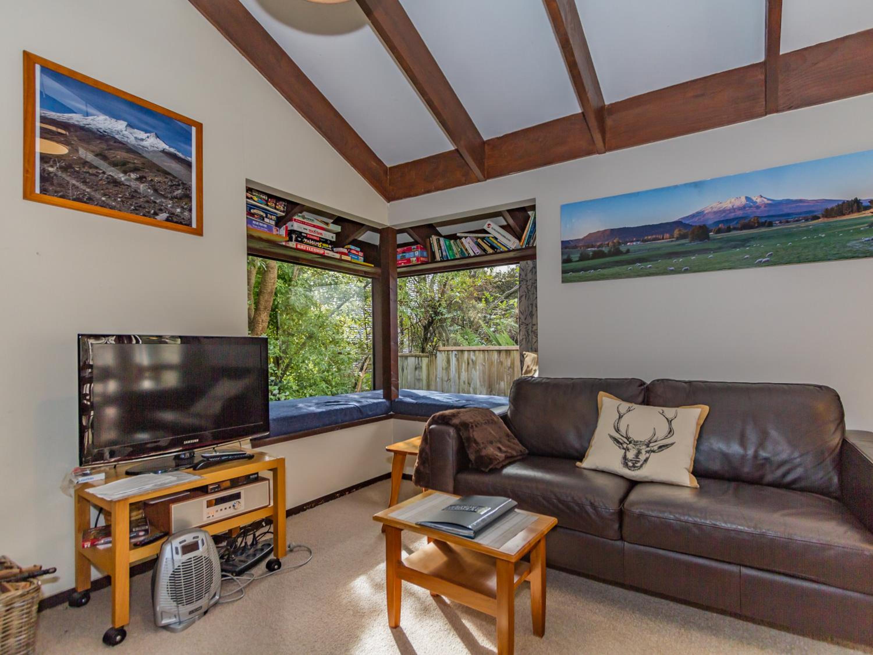 Foyle Street Chalet - Ohakune Holiday Home view 4