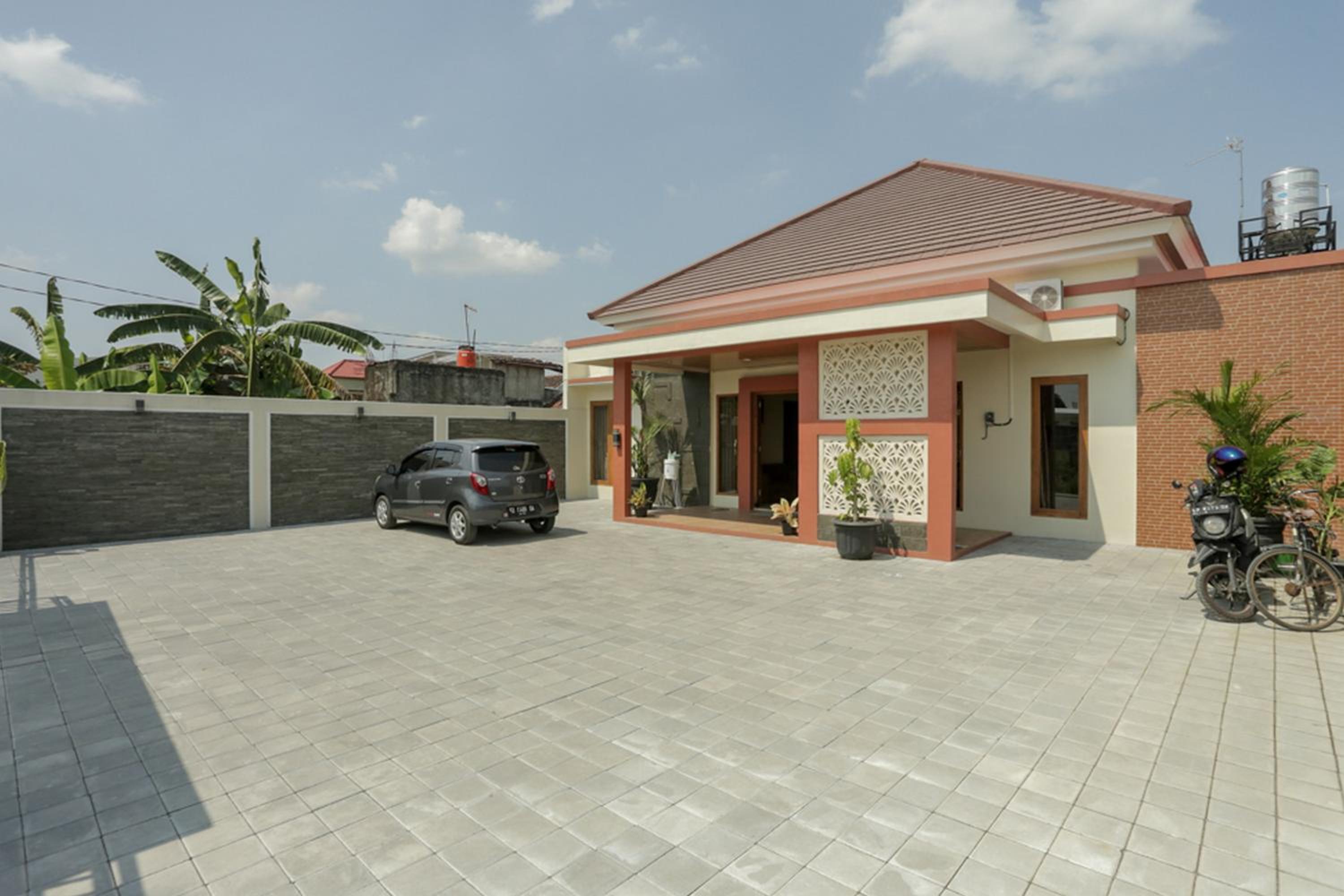 Solo Vacations - IDR Green Guest House Syariah Mitra RedDoorz - Property Image 4