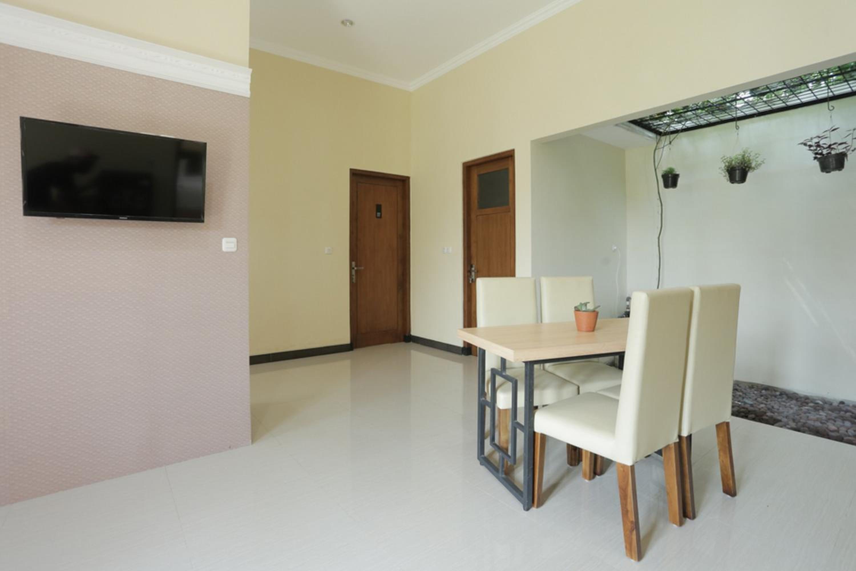 IDR Green Guest House Syariah Mitra RedDoorz, Solo - 16