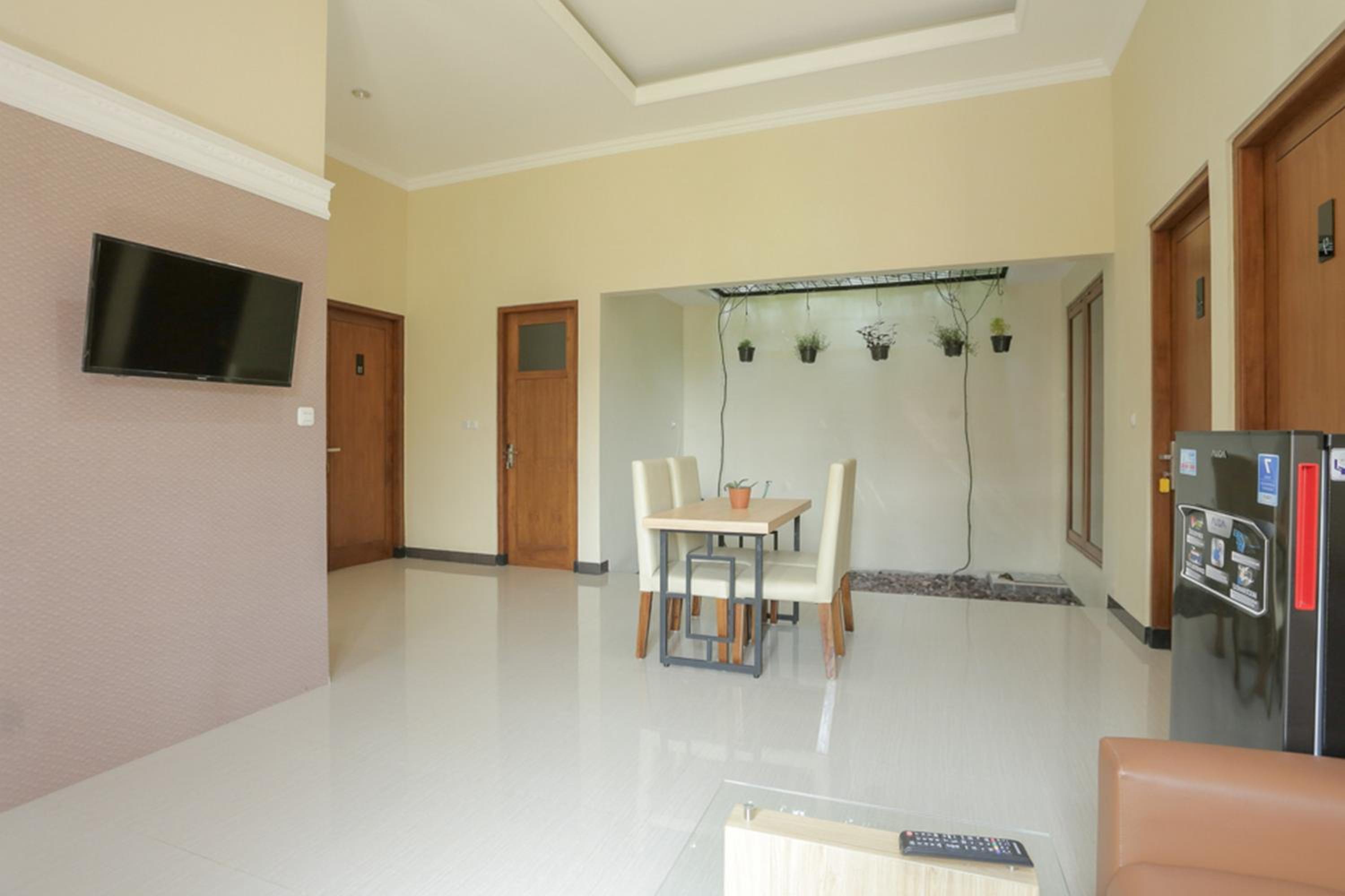 Solo Vacations - IDR Green Guest House Syariah Mitra RedDoorz - Property Image 79