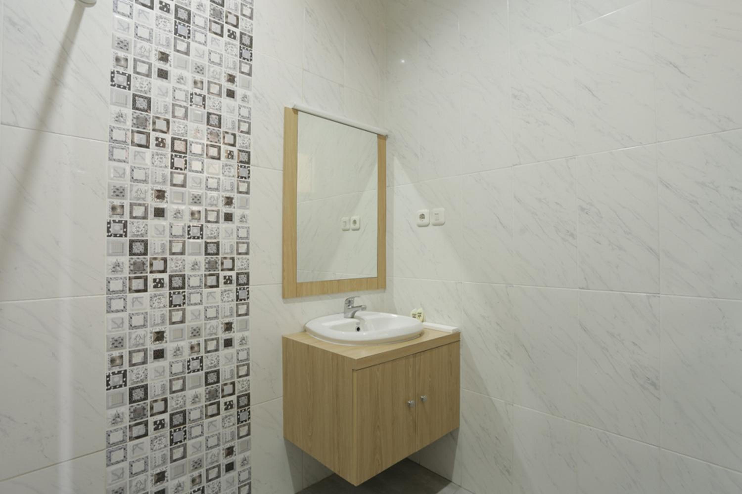 Solo Vacations - IDR Green Guest House Syariah Mitra RedDoorz - Property Image 76