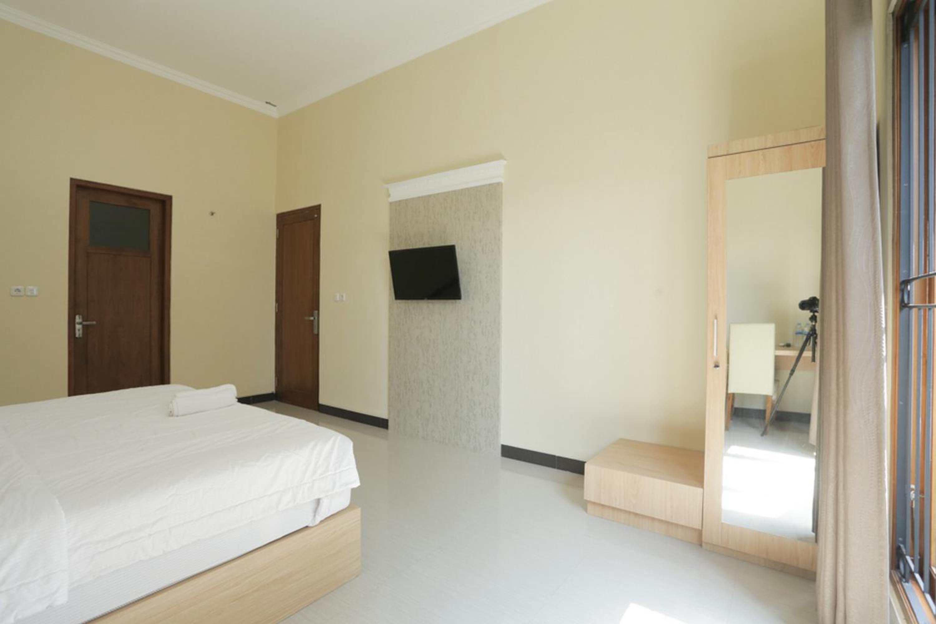 Solo Vacations - IDR Green Guest House Syariah Mitra RedDoorz - Property Image 73