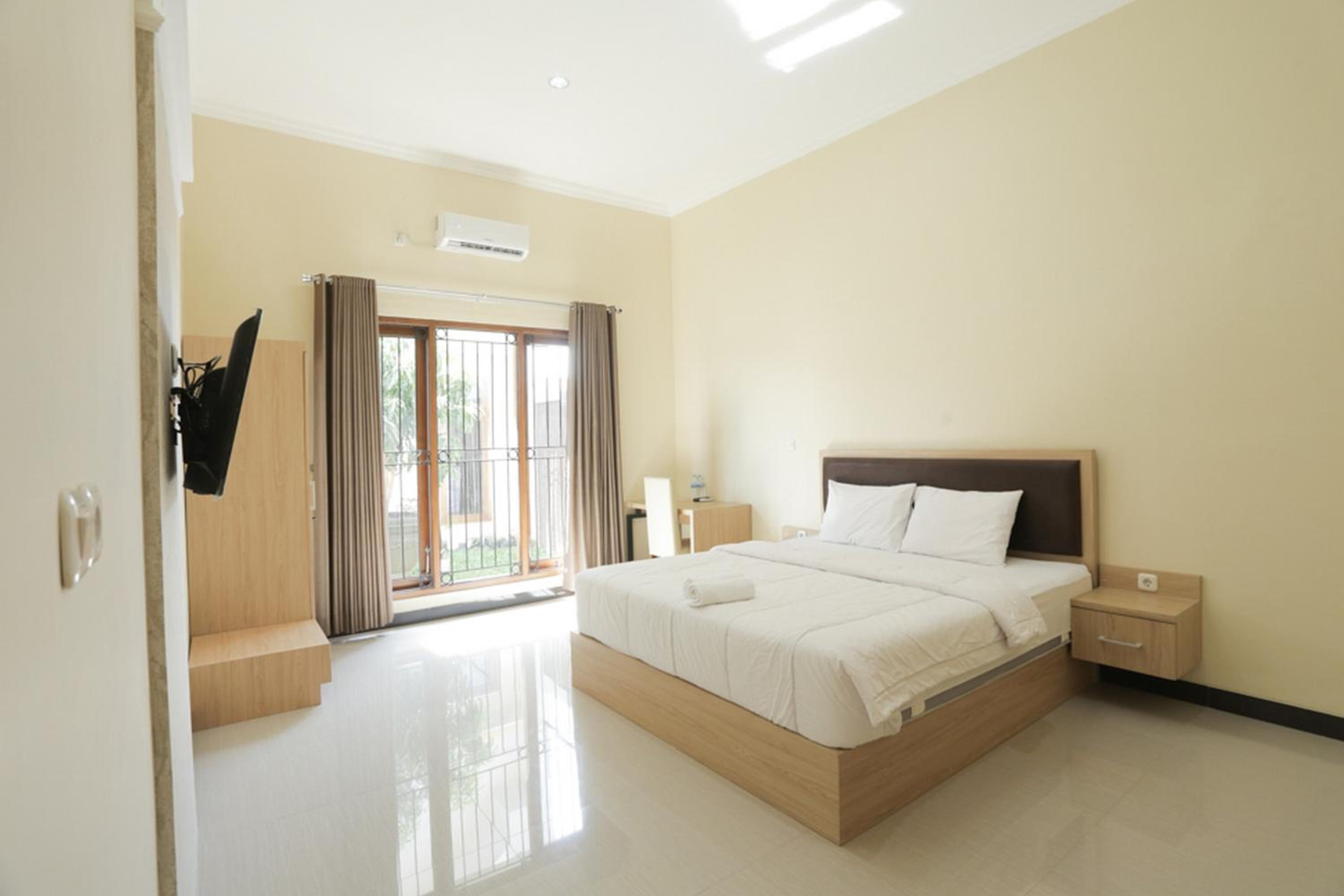 Solo Vacations - IDR Green Guest House Syariah Mitra RedDoorz - Property Image 6
