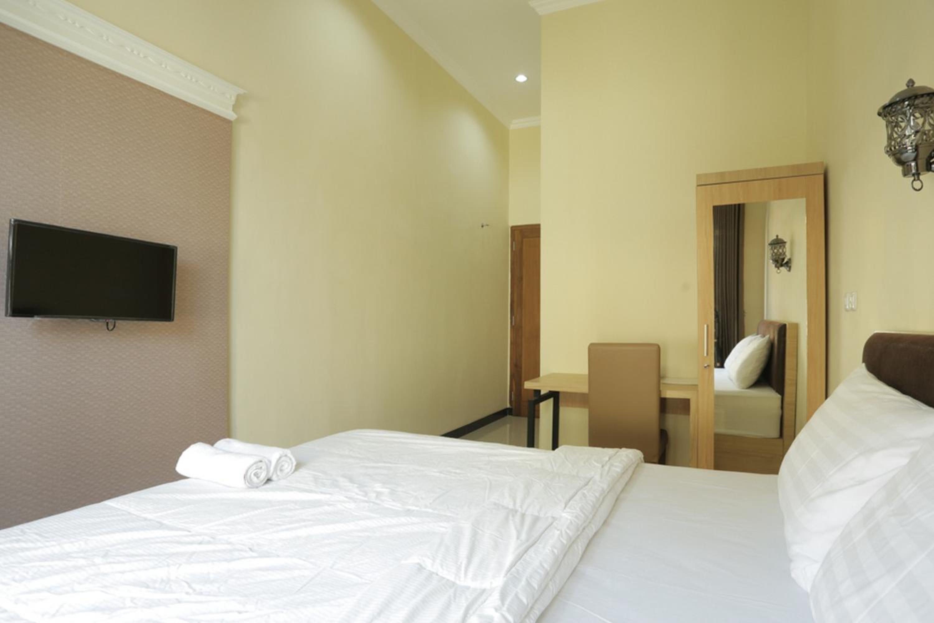 Solo Vacations - IDR Green Guest House Syariah Mitra RedDoorz - Property Image 66