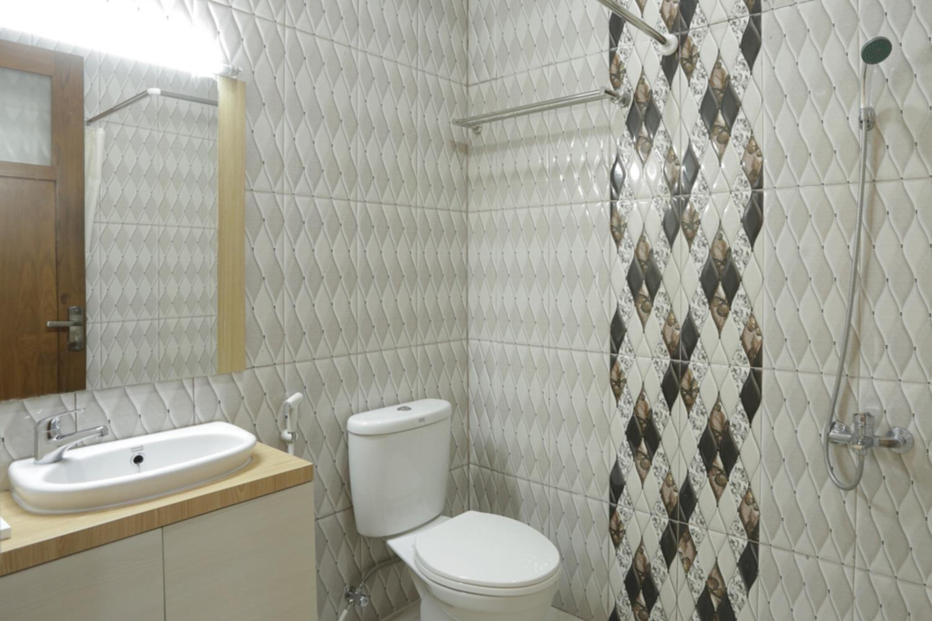 Solo Vacations - IDR Green Guest House Syariah Mitra RedDoorz - Property Image 62