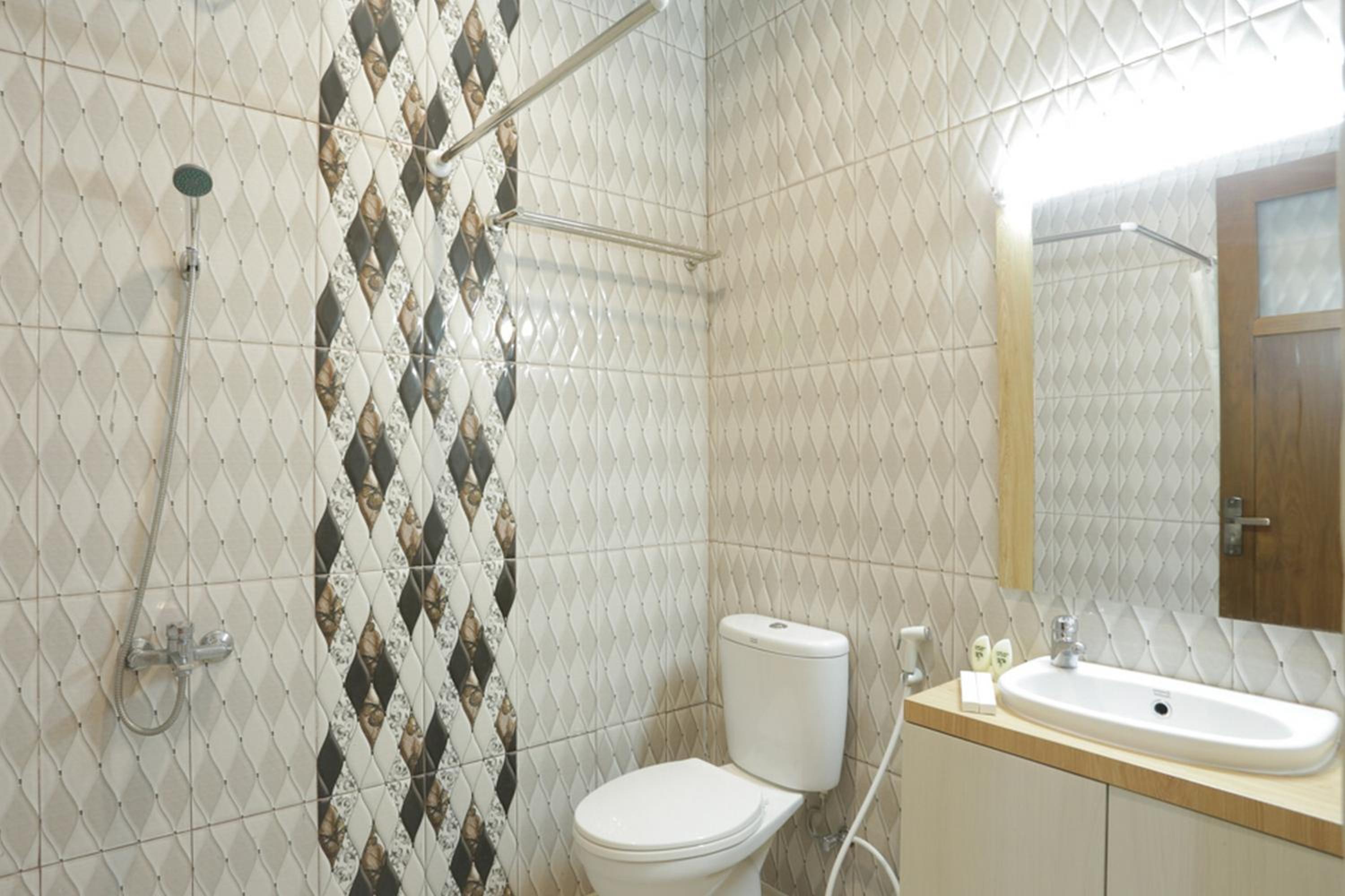 Solo Vacations - IDR Green Guest House Syariah Mitra RedDoorz - Property Image 15