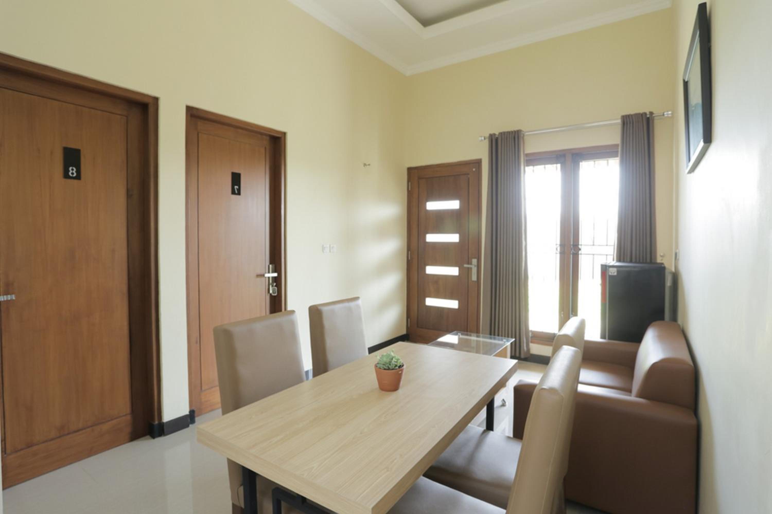 Solo Vacations - IDR Green Guest House Syariah Mitra RedDoorz - Property Image 12