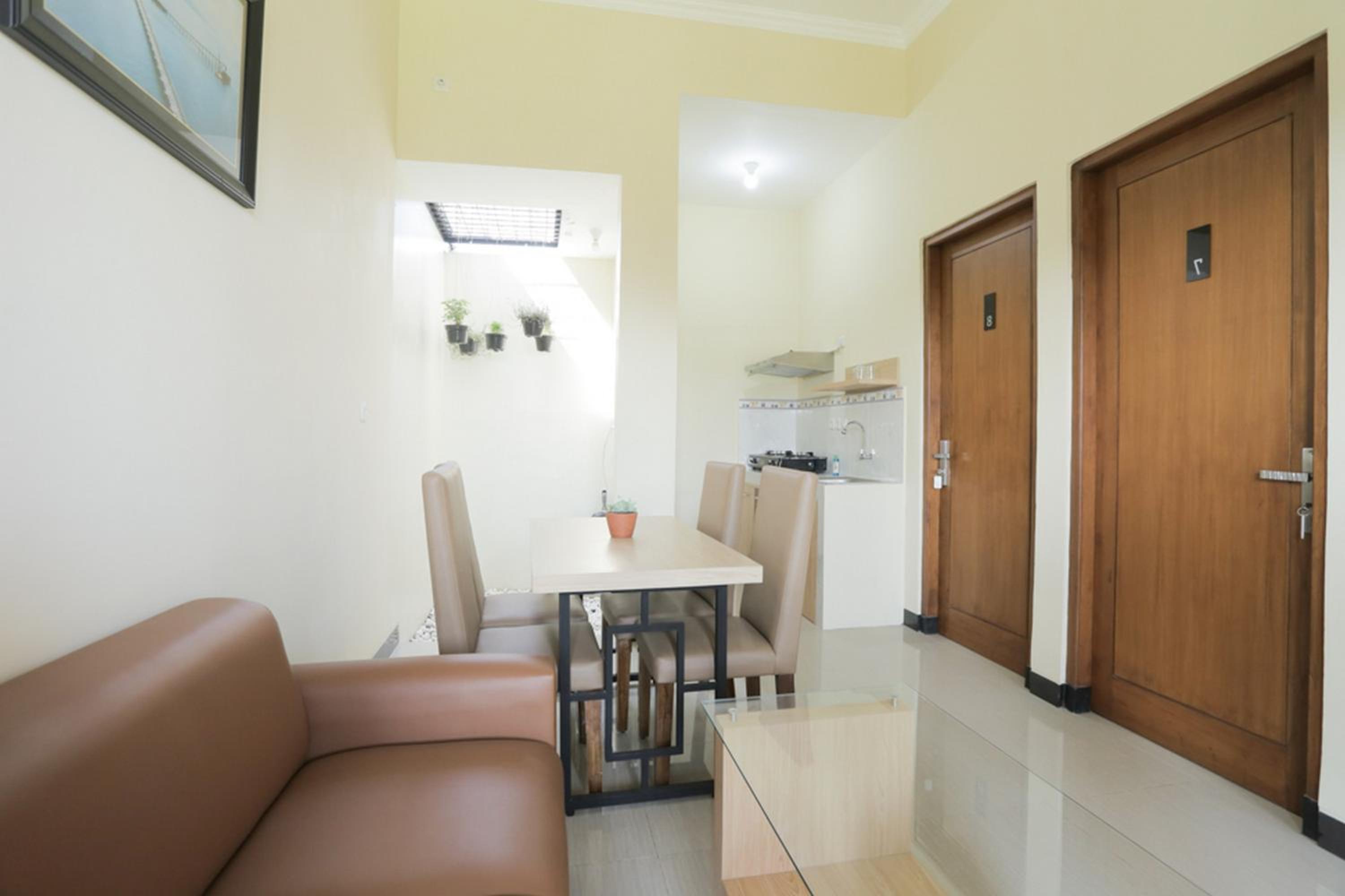 Solo Vacations - IDR Green Guest House Syariah Mitra RedDoorz - Property Image 1