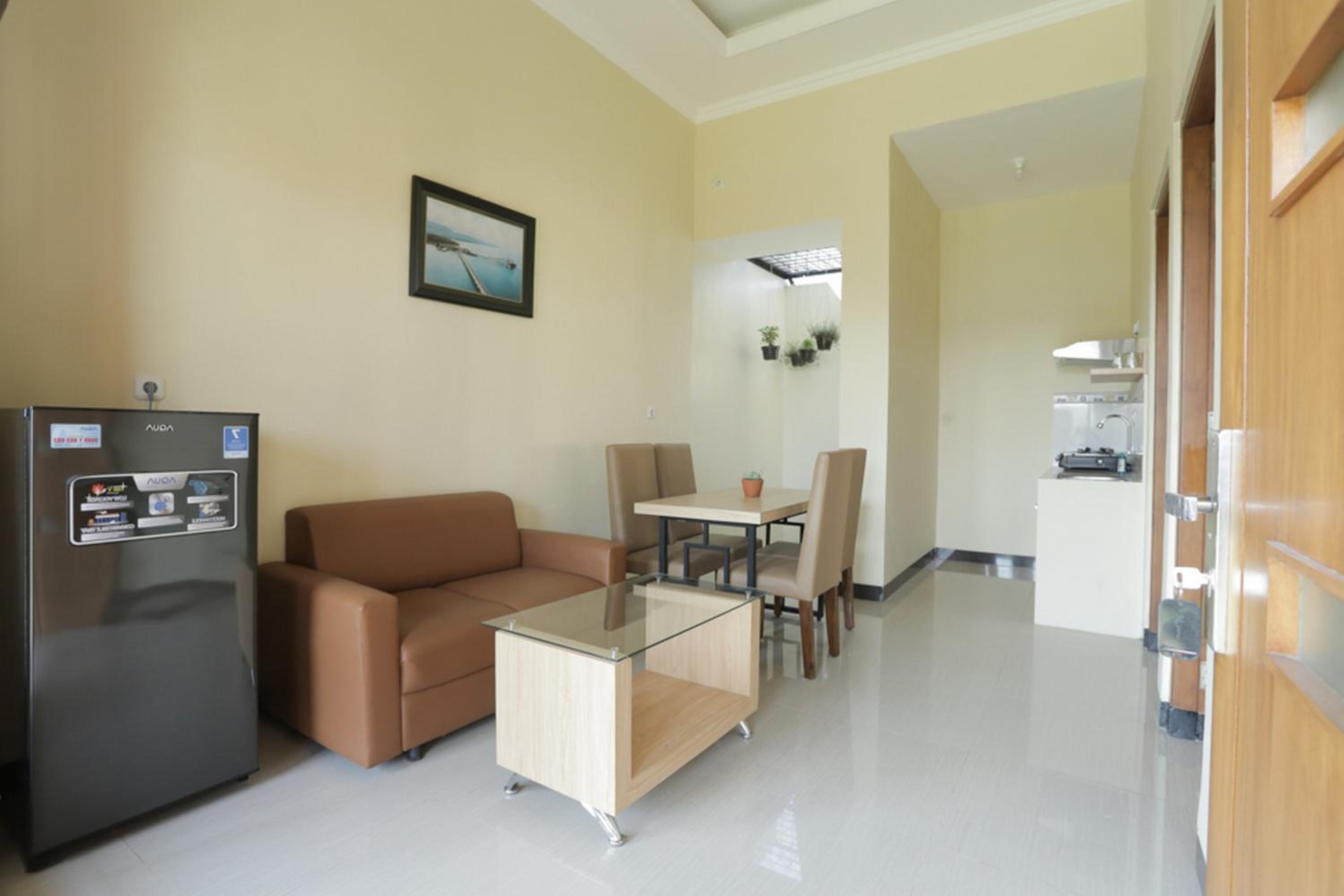 Solo Vacations - IDR Green Guest House Syariah Mitra RedDoorz - Property Image 10