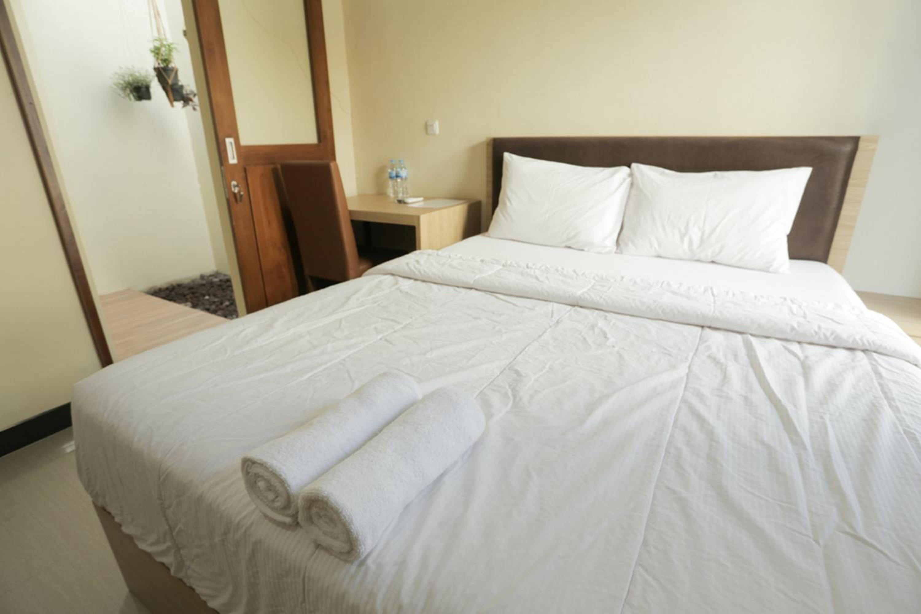 Solo Vacations - IDR Green Guest House Syariah Mitra RedDoorz - Property Image 9