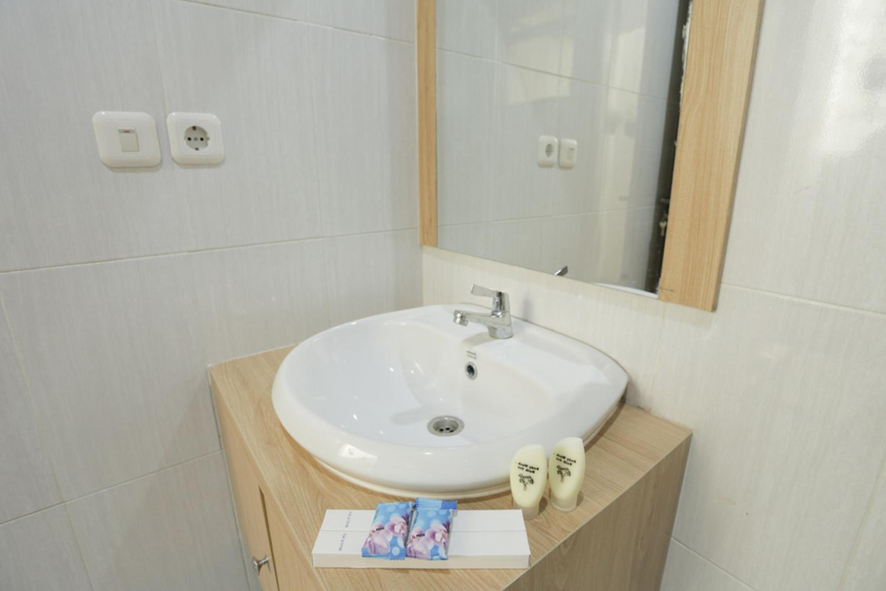 Solo Vacations - IDR Green Guest House Syariah Mitra RedDoorz - Property Image 8