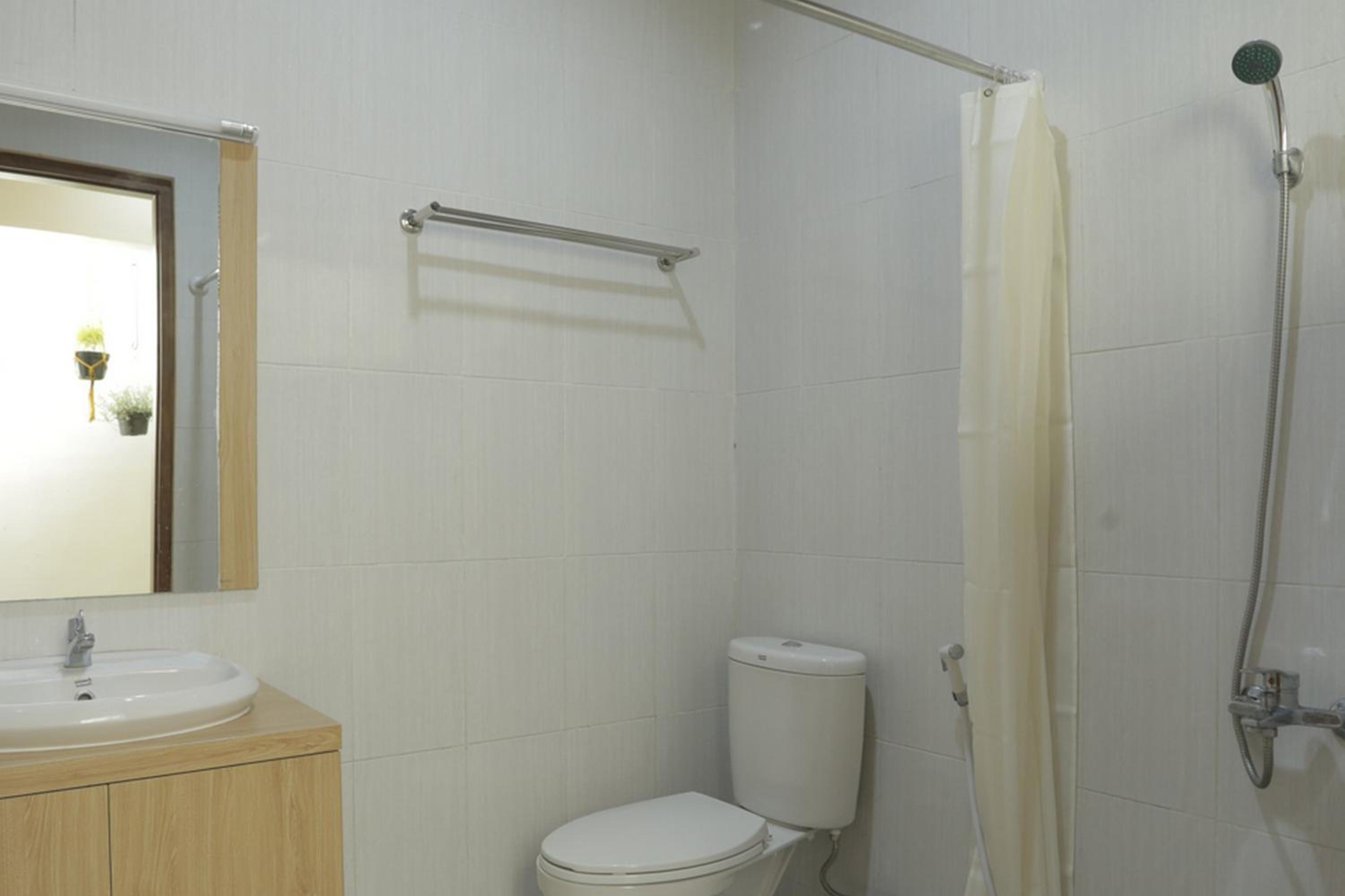 Solo Vacations - IDR Green Guest House Syariah Mitra RedDoorz - Property Image 39