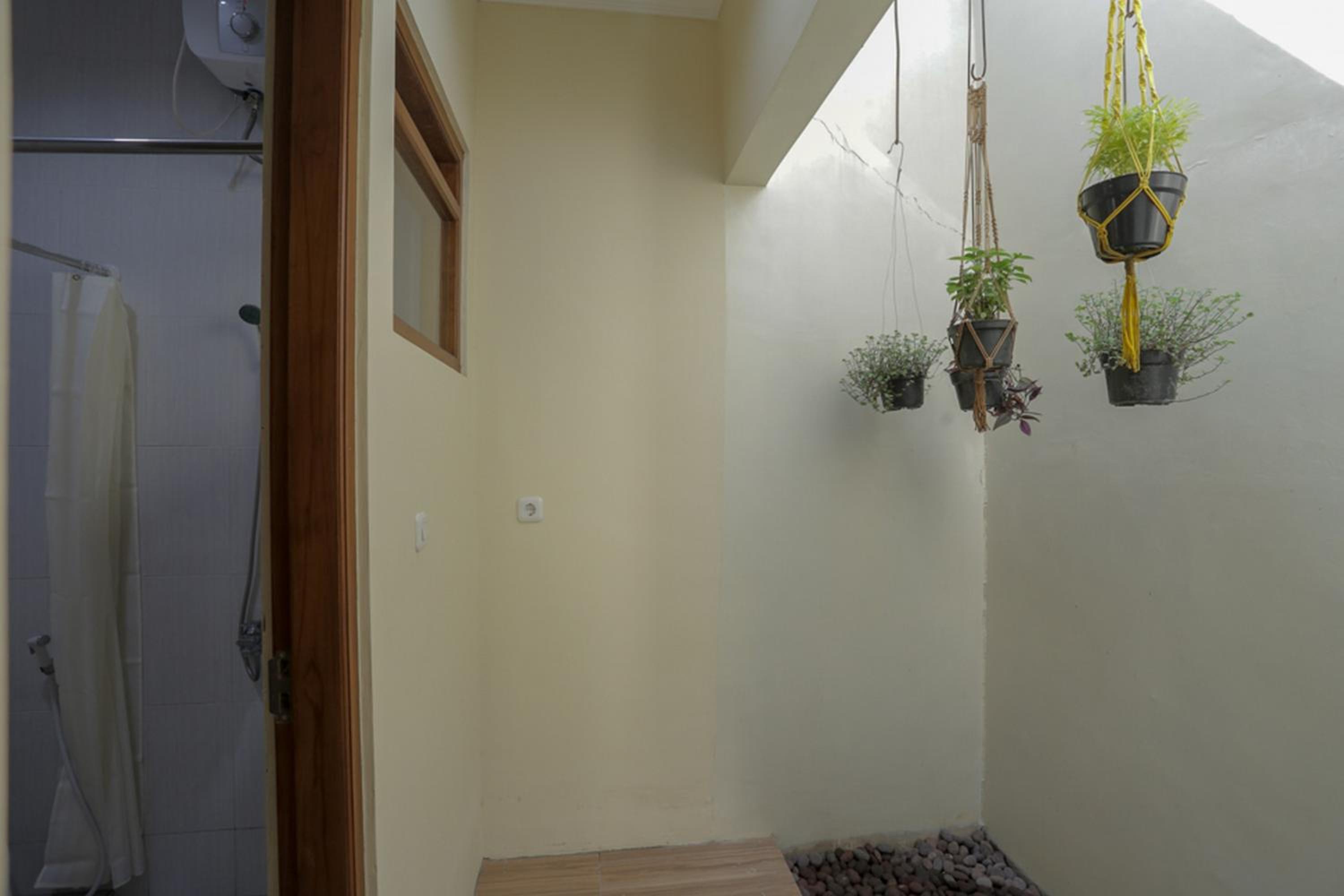 Solo Vacations - IDR Green Guest House Syariah Mitra RedDoorz - Property Image 5