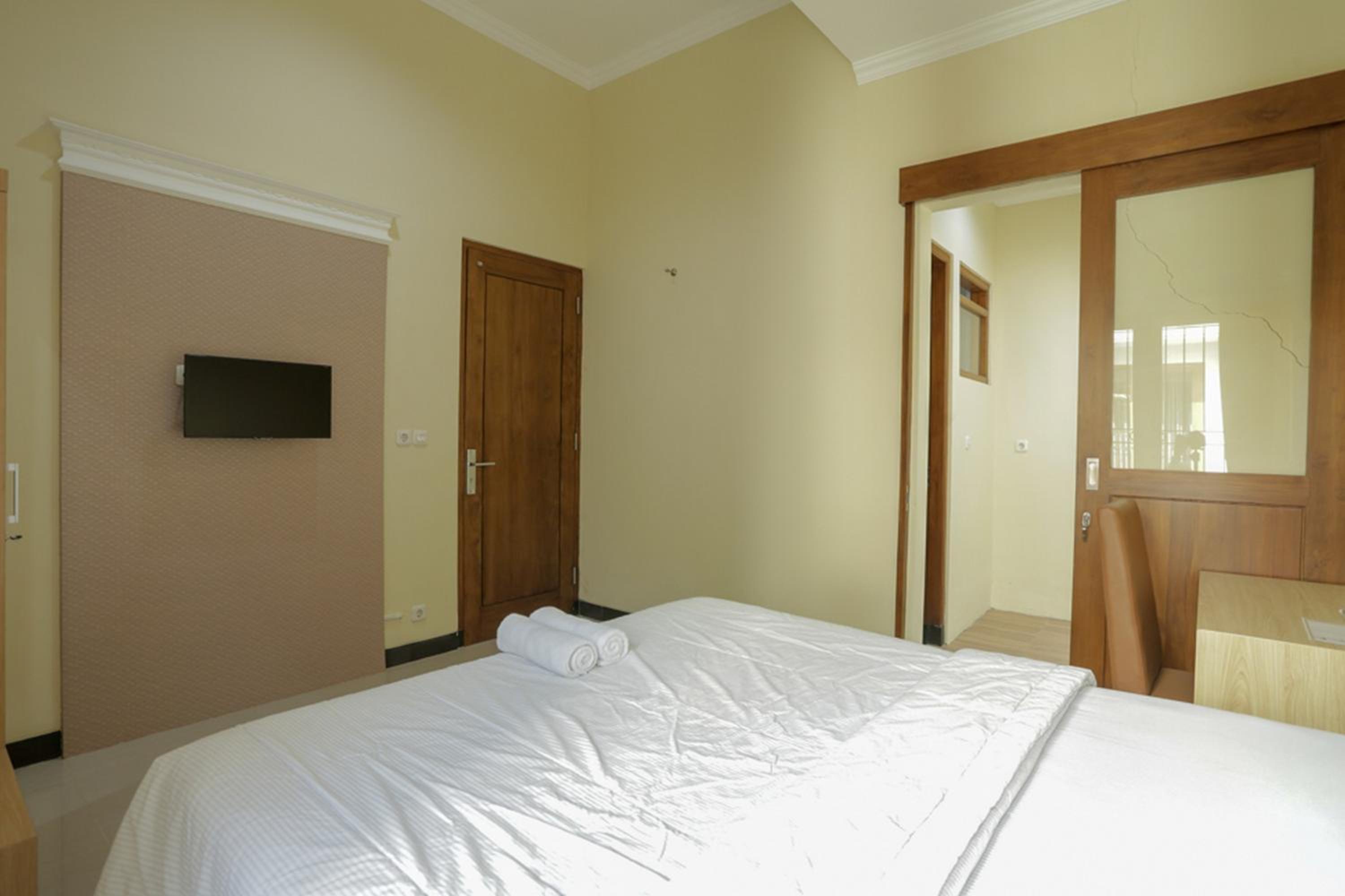 Solo Vacations - IDR Green Guest House Syariah Mitra RedDoorz - Property Image 3