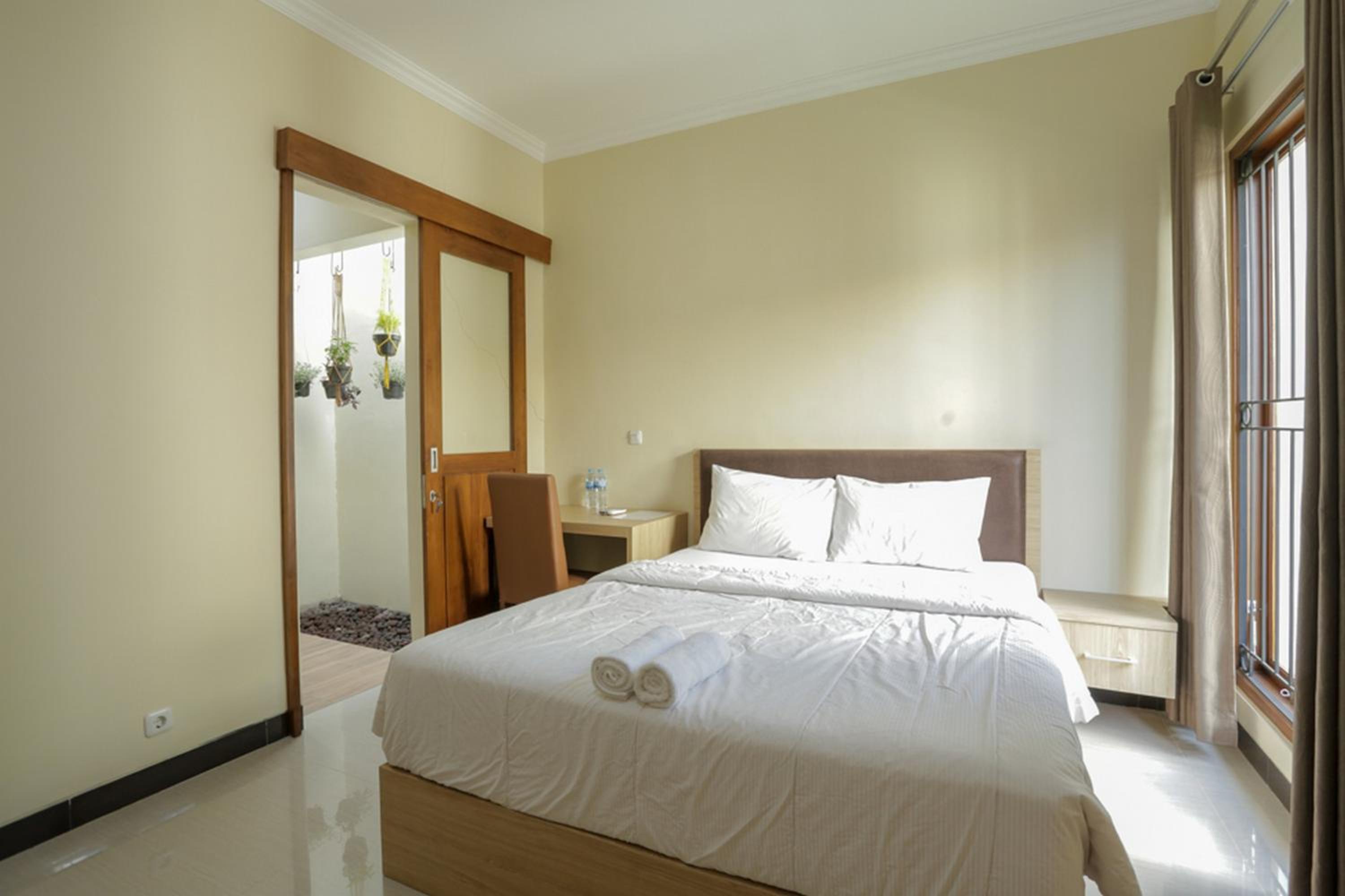 Solo Vacations - IDR Green Guest House Syariah Mitra RedDoorz - Property Image 2