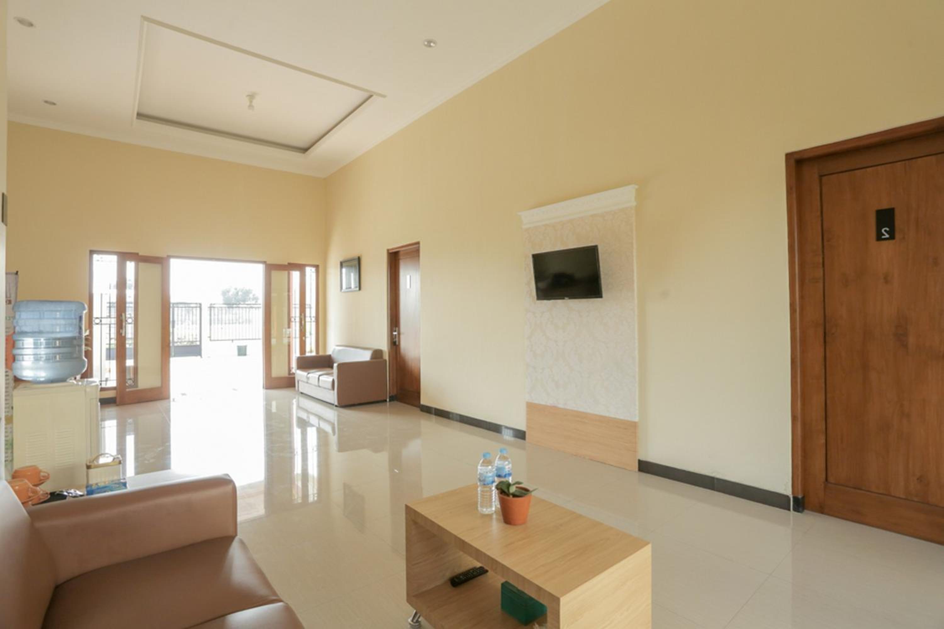 Solo Vacations - IDR Green Guest House Syariah Mitra RedDoorz - Property Image 37