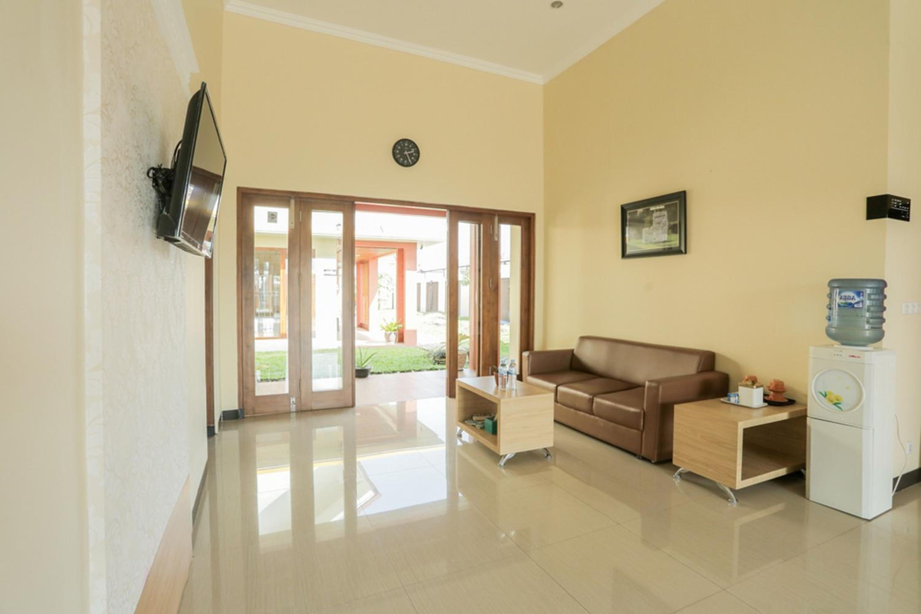 Solo Vacations - IDR Green Guest House Syariah Mitra RedDoorz - Property Image 36