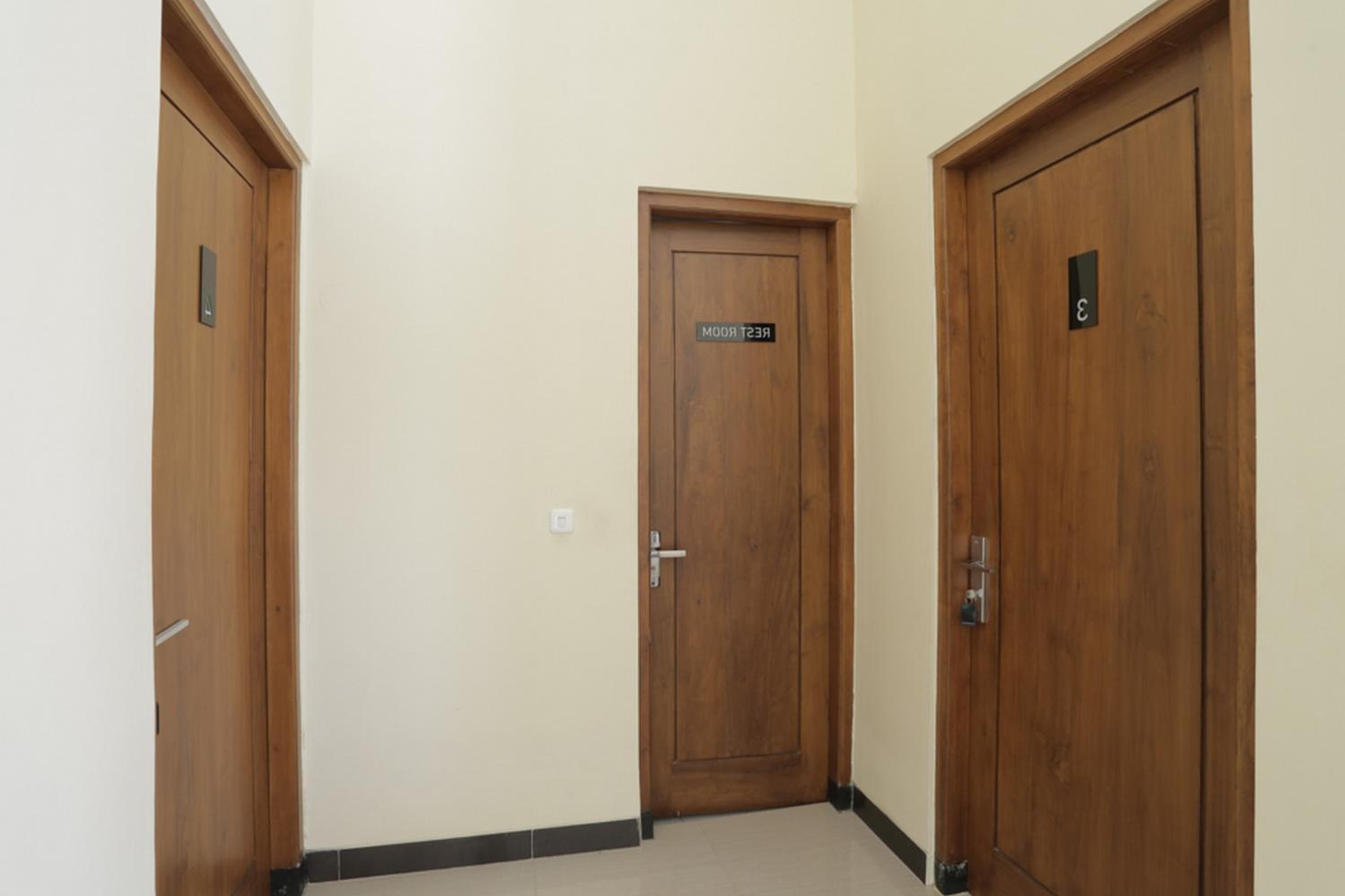 Solo Vacations - IDR Green Guest House Syariah Mitra RedDoorz - Property Image 34