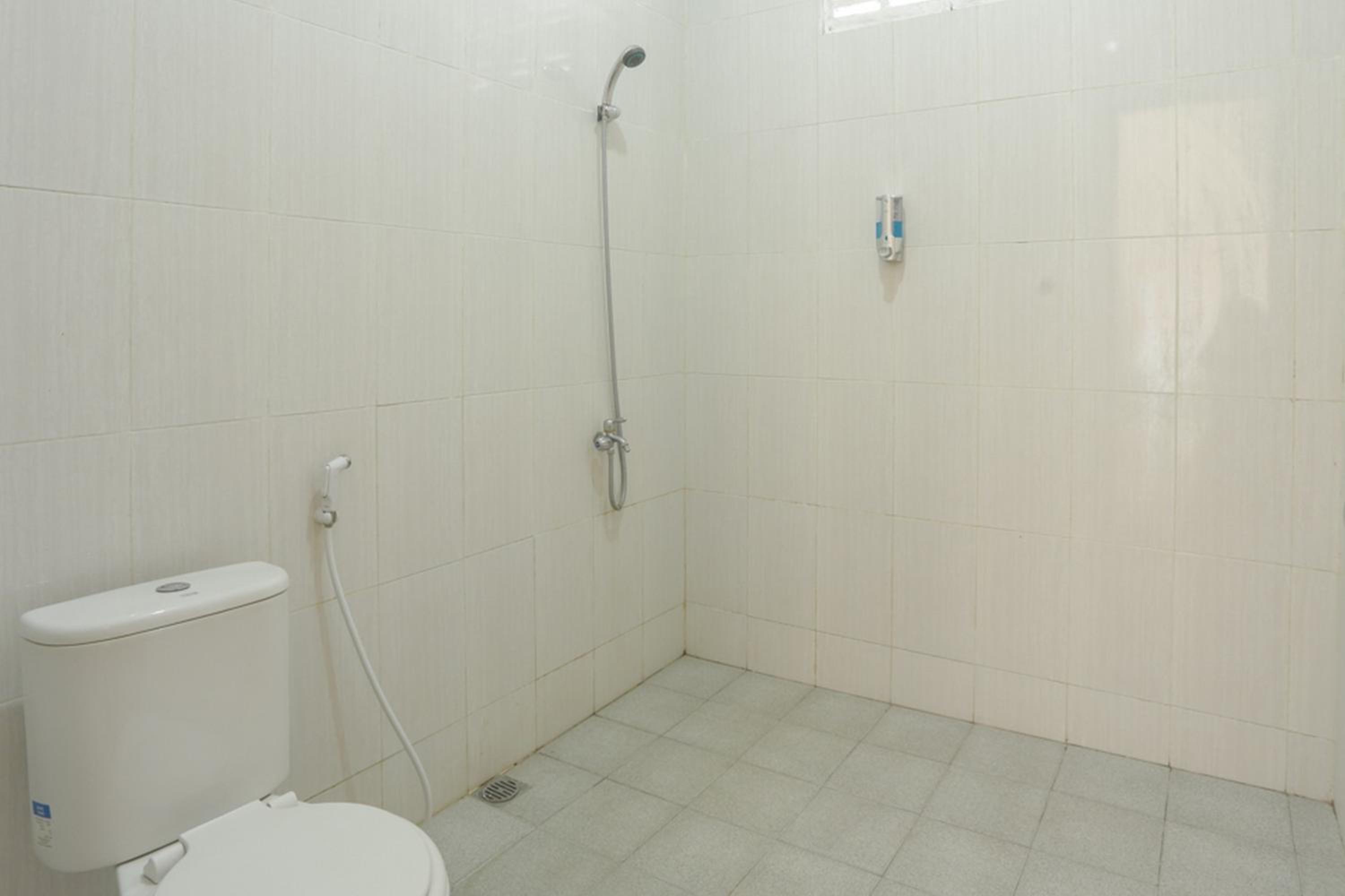 Solo Vacations - IDR Green Guest House Syariah Mitra RedDoorz - Property Image 29