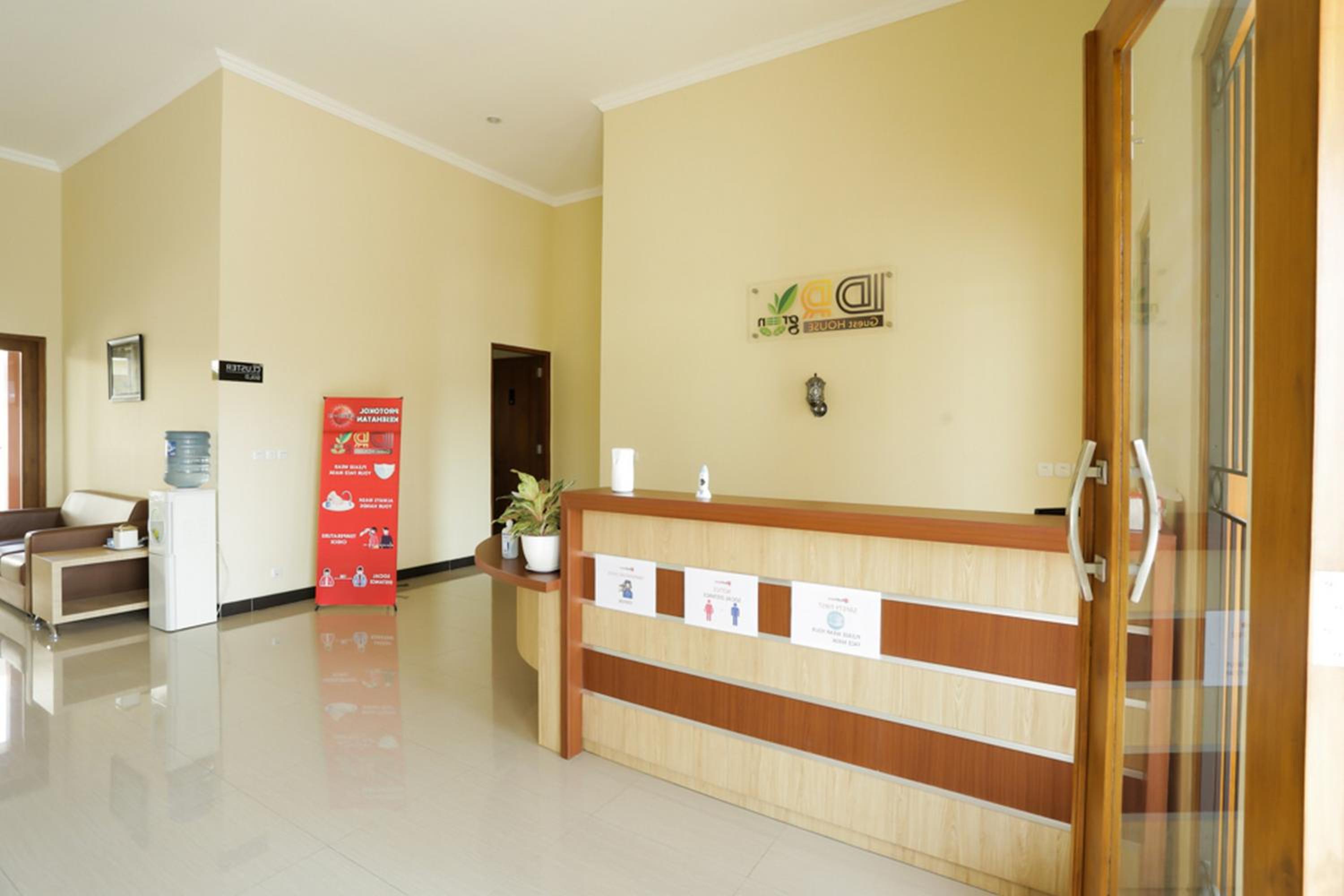 IDR Green Guest House Syariah Mitra RedDoorz, Solo - 9