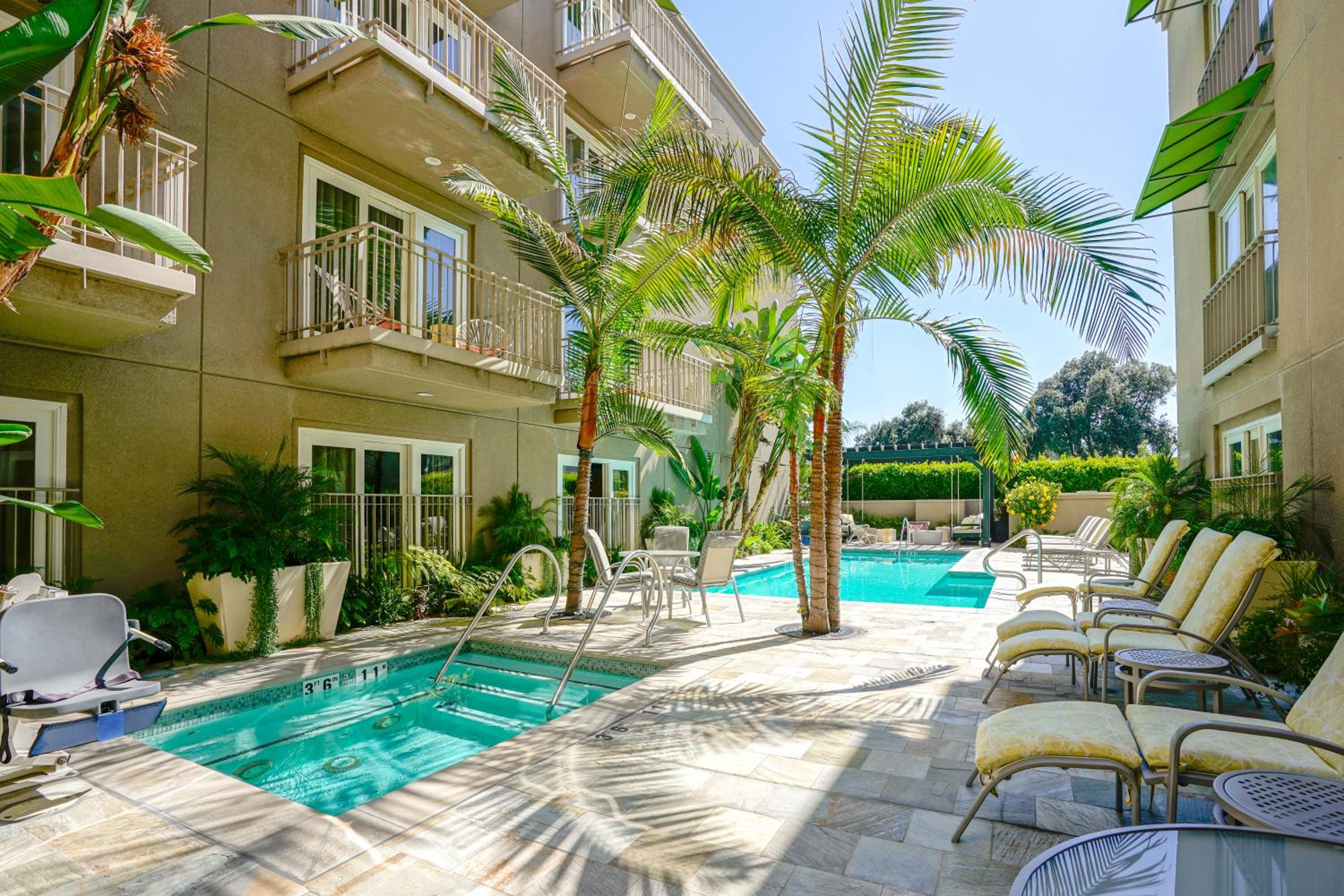 Burbank Vacations - Hotel Amarano Burbank-Hollywood - Property Image 2