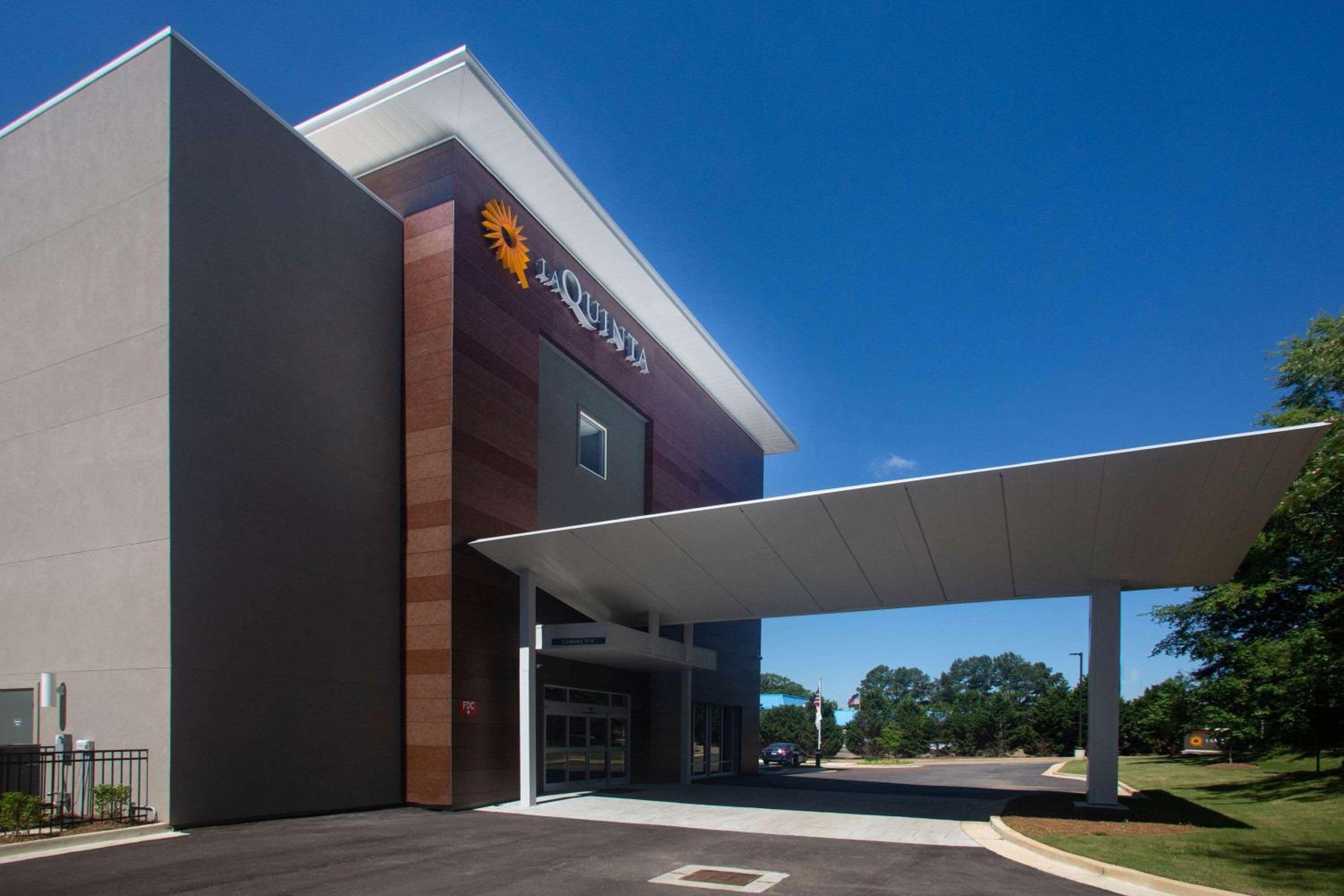 Oxford Vacations - La Quinta Inn  Suites by Wyndham Oxford - Property Image 2