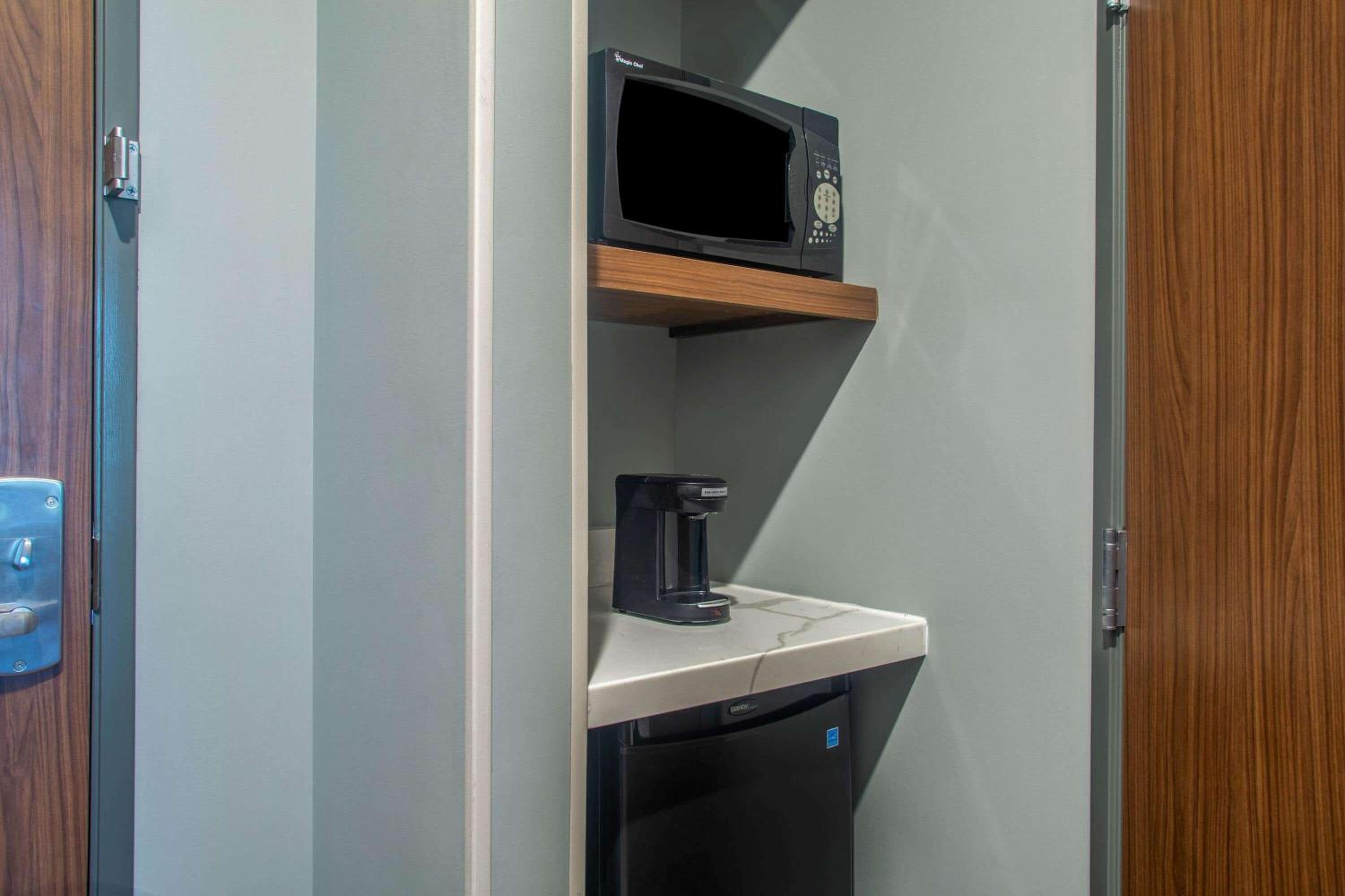 Oxford Vacations - La Quinta Inn  Suites by Wyndham Oxford - Property Image 13