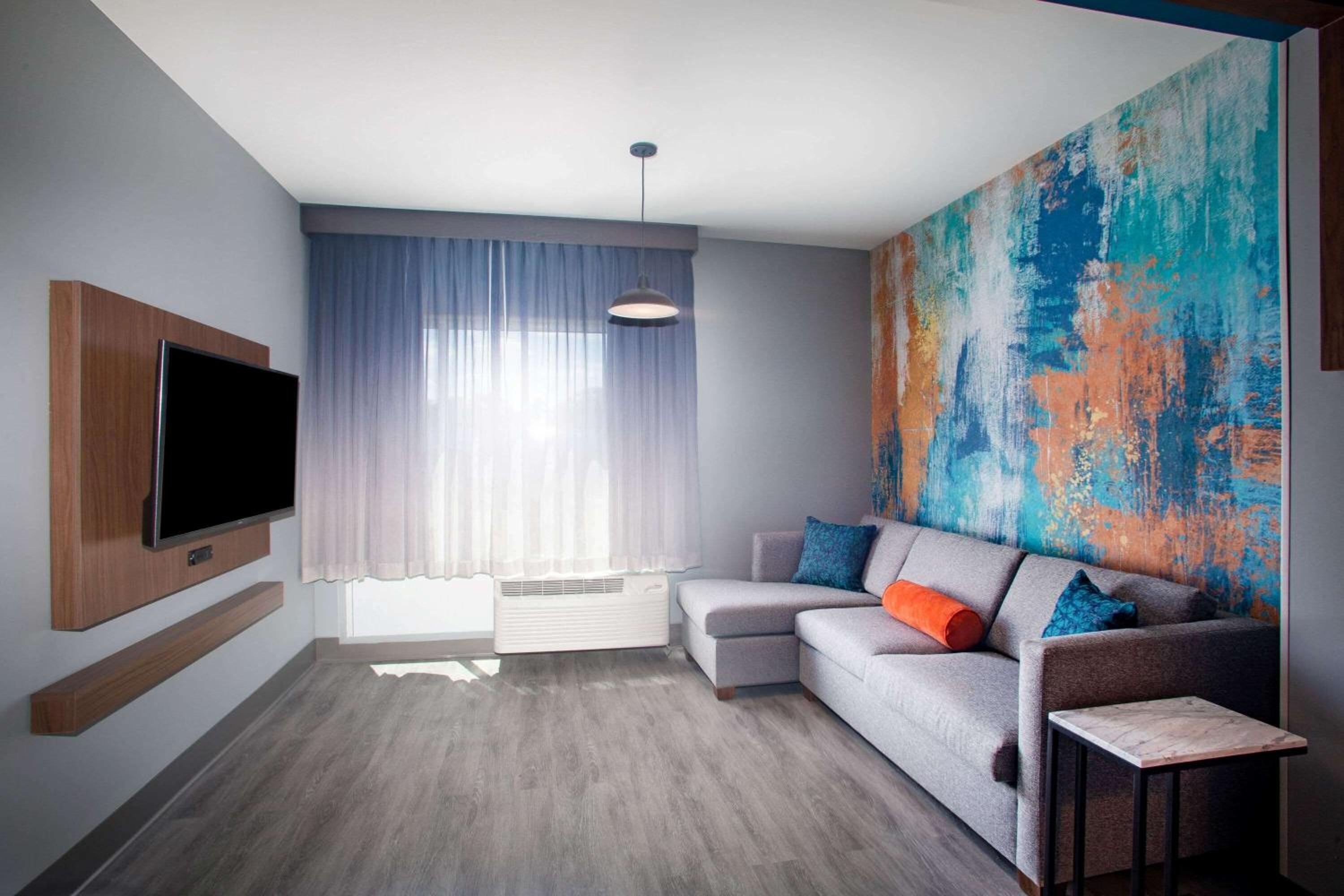 Oxford Vacations - La Quinta Inn  Suites by Wyndham Oxford - Property Image 17