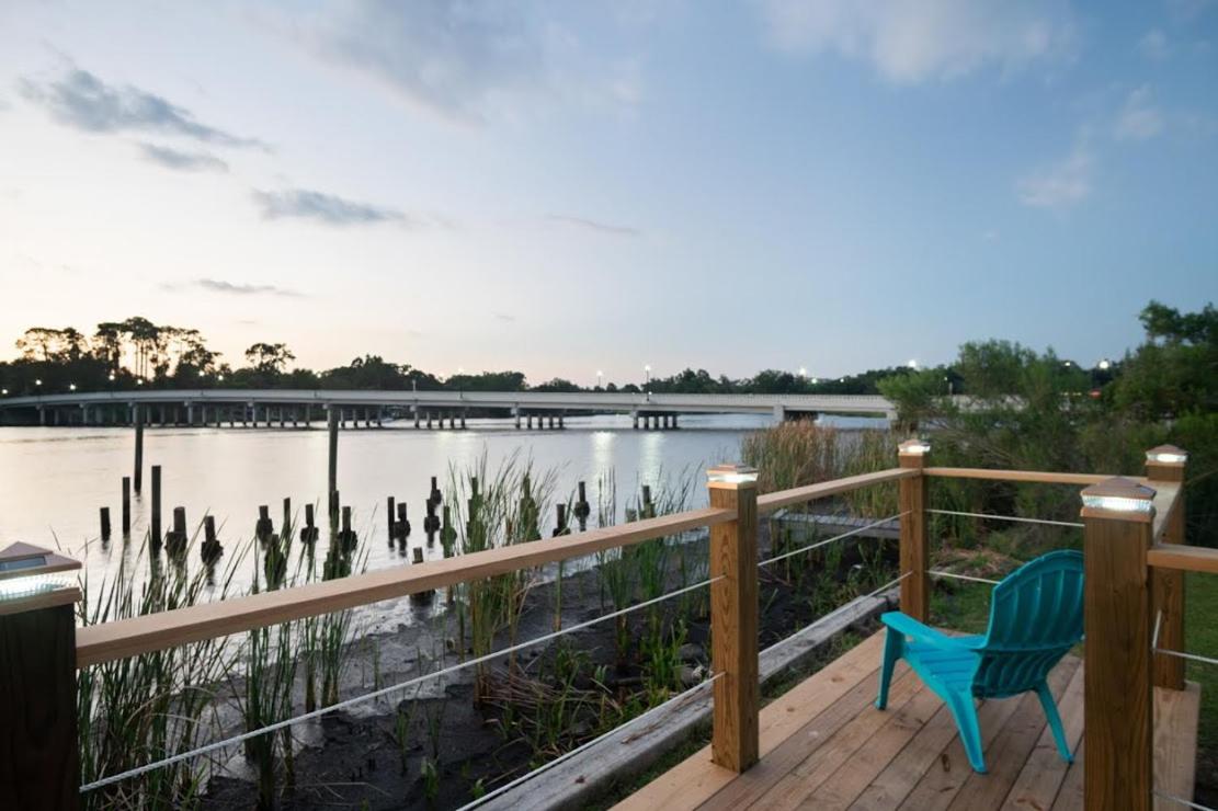 Luxury Waterfront Pool House 7 mins to TIAA Bank Field