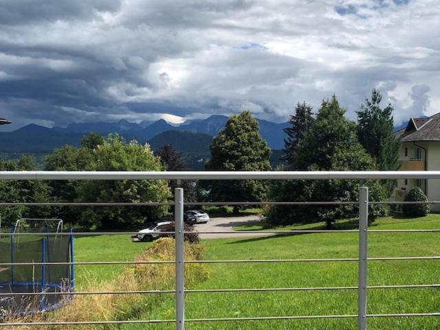 Velden View Ferienwohnung direkt am Wald mit großer Sonnenterrasse und grandiosem Karawankenblick view 4