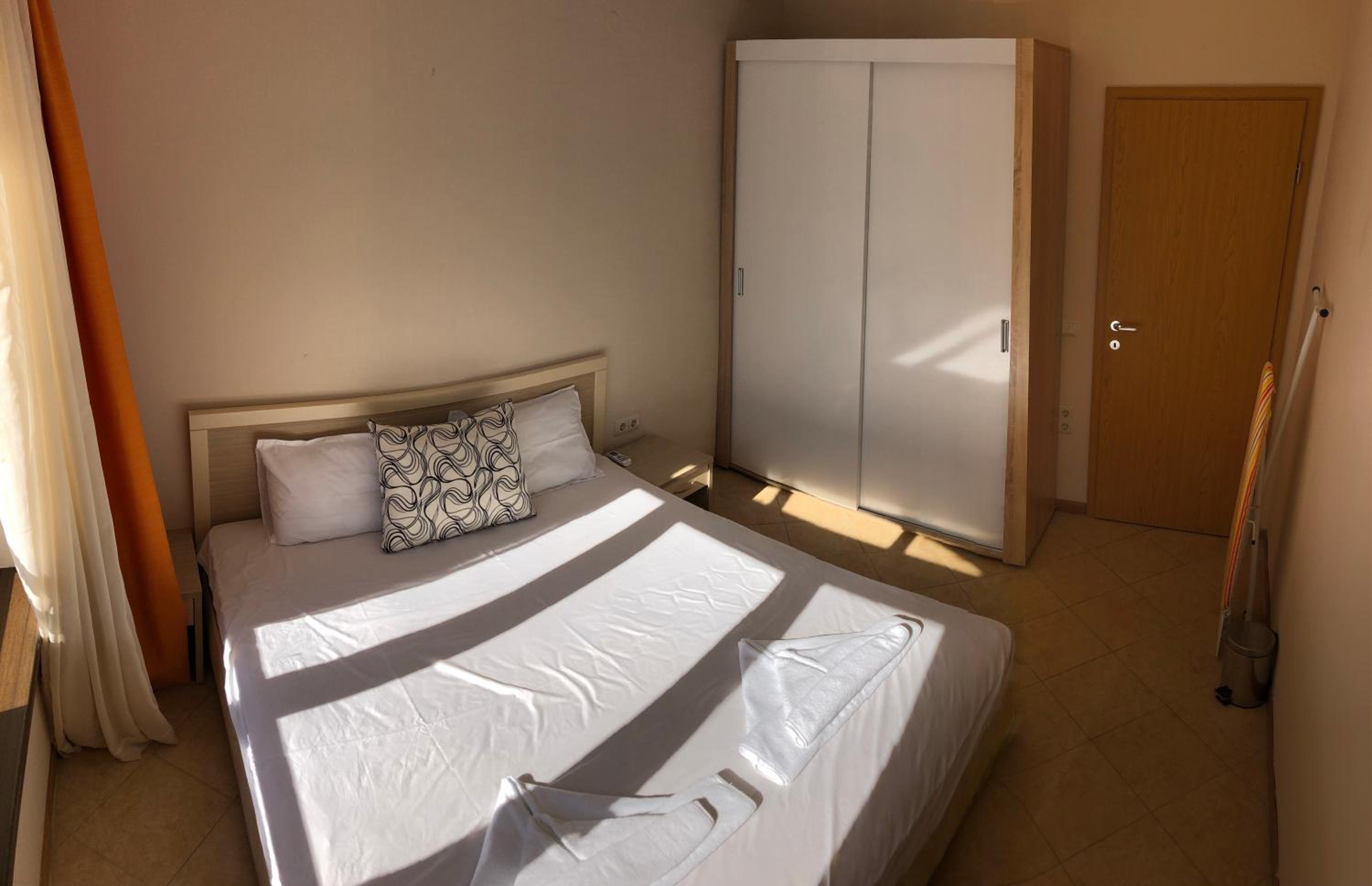 Royal Sun - Sunny Cove Apartment view 3