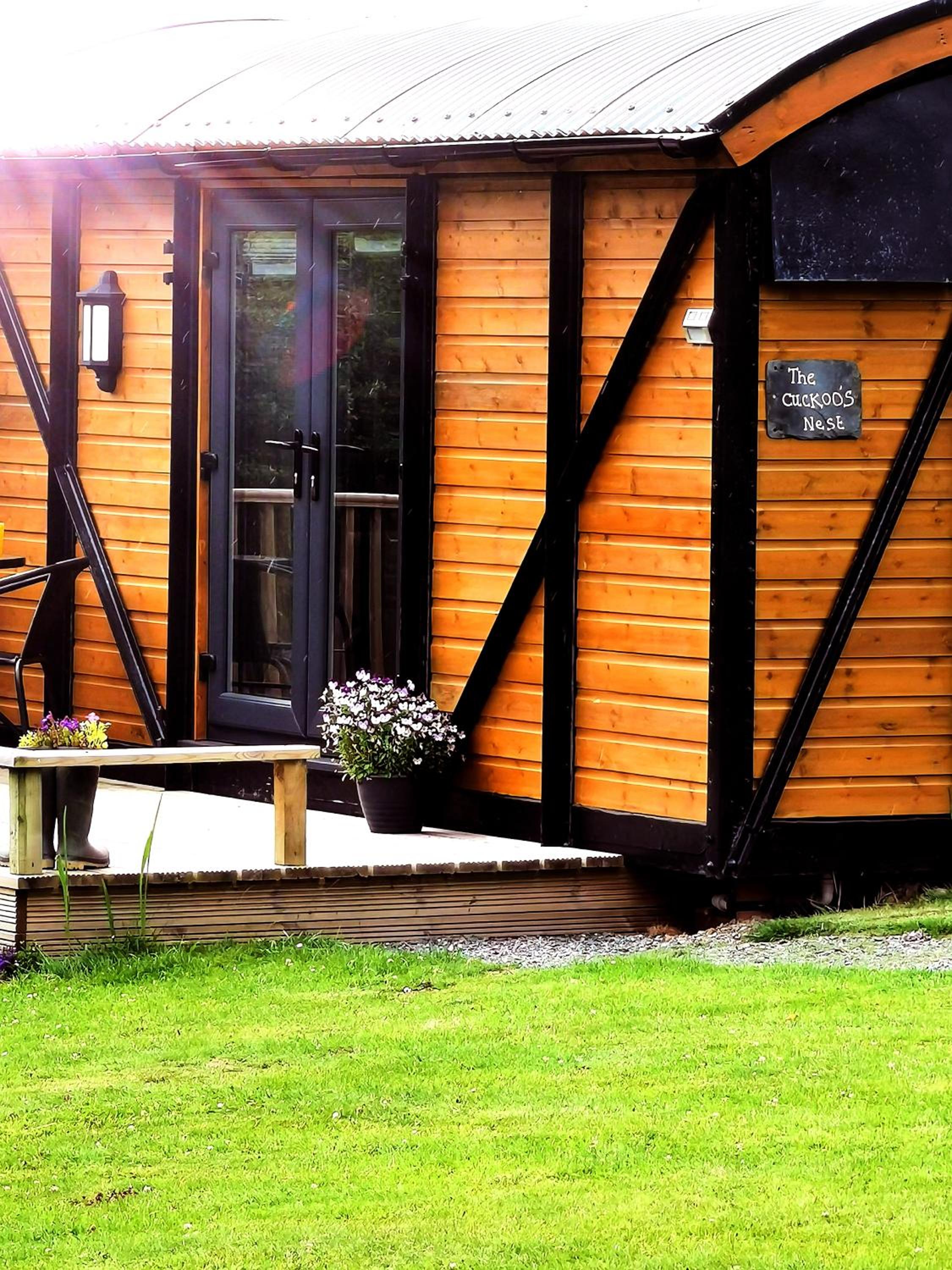 Hotel pen-rhos luxury glamping "The Hare Hut" - Image 1