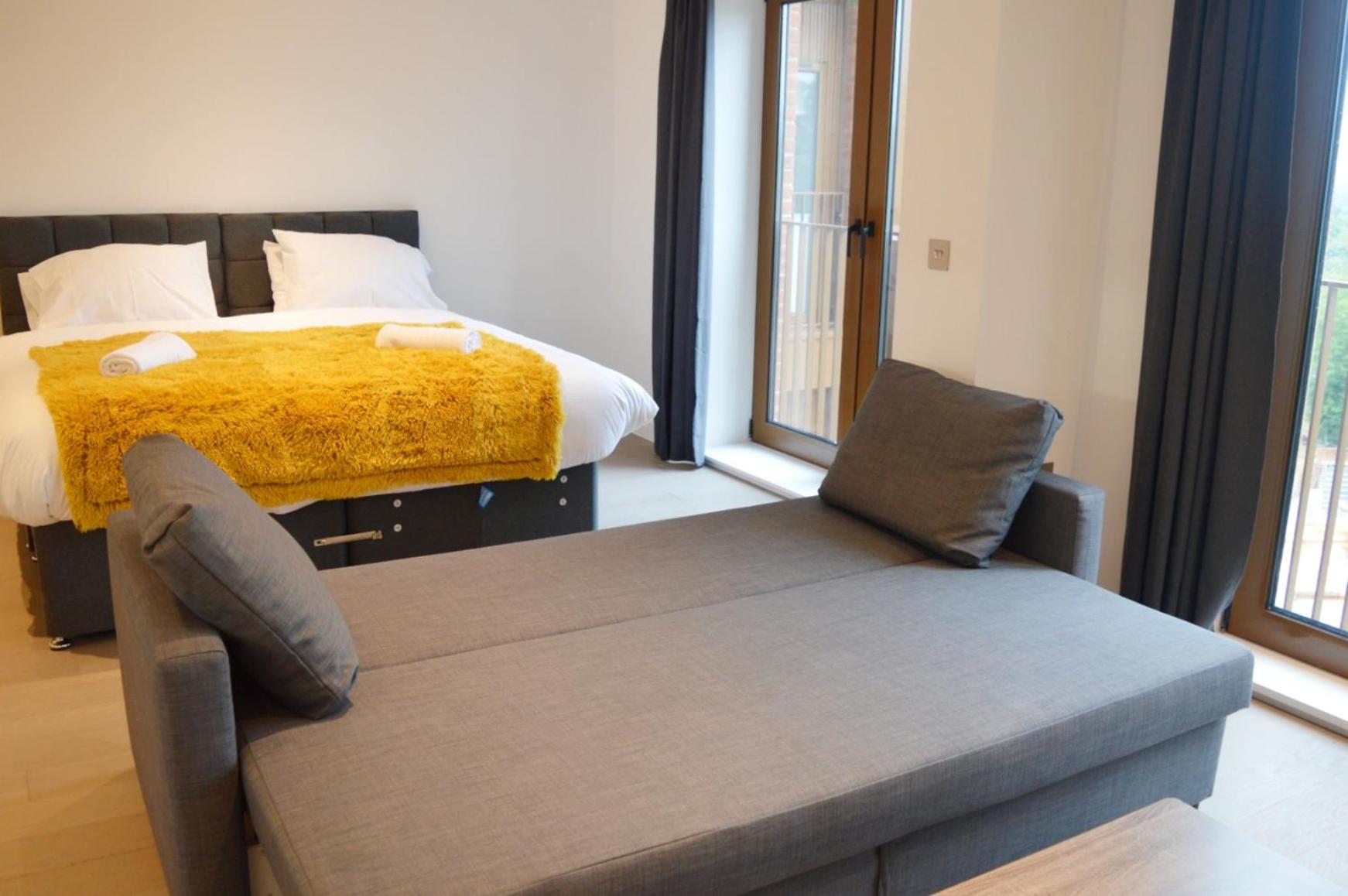 Luxury Studio Apartment St Albans with Amaryllis Apartments view 3