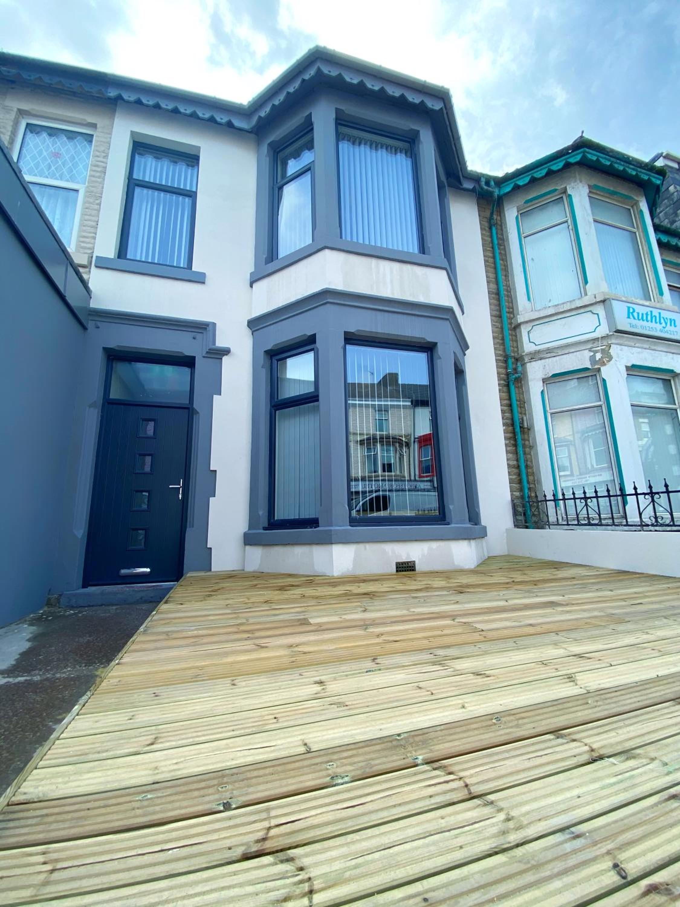 Mayfair Suite Sasco Apartments
