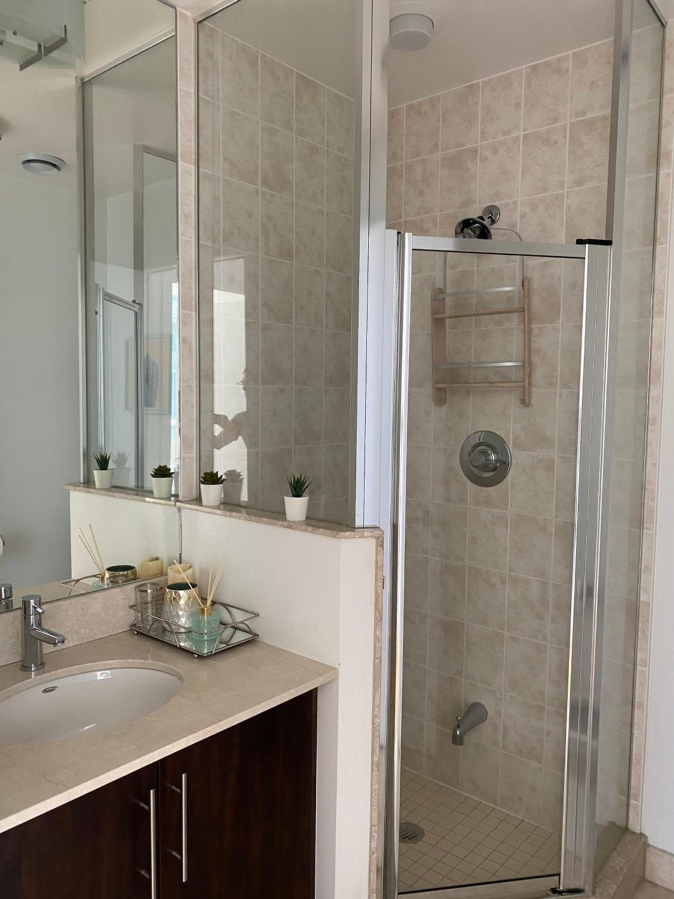 Toronto CN Tower Maple Leaf Square Luxurious 2 Bedroom Condo