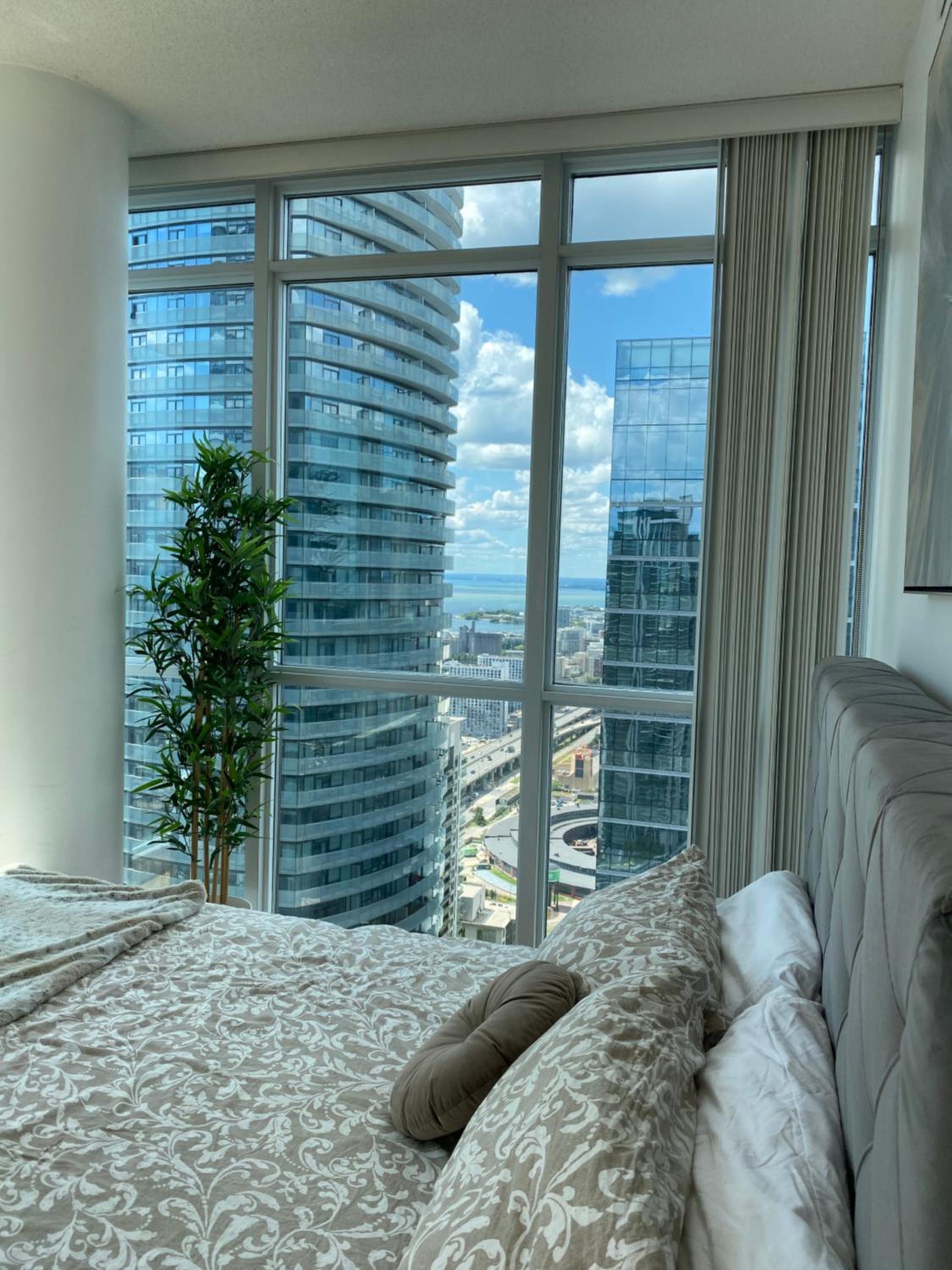 Toronto CN Tower Maple Leaf Square Luxurious 2 Bedroom Condo