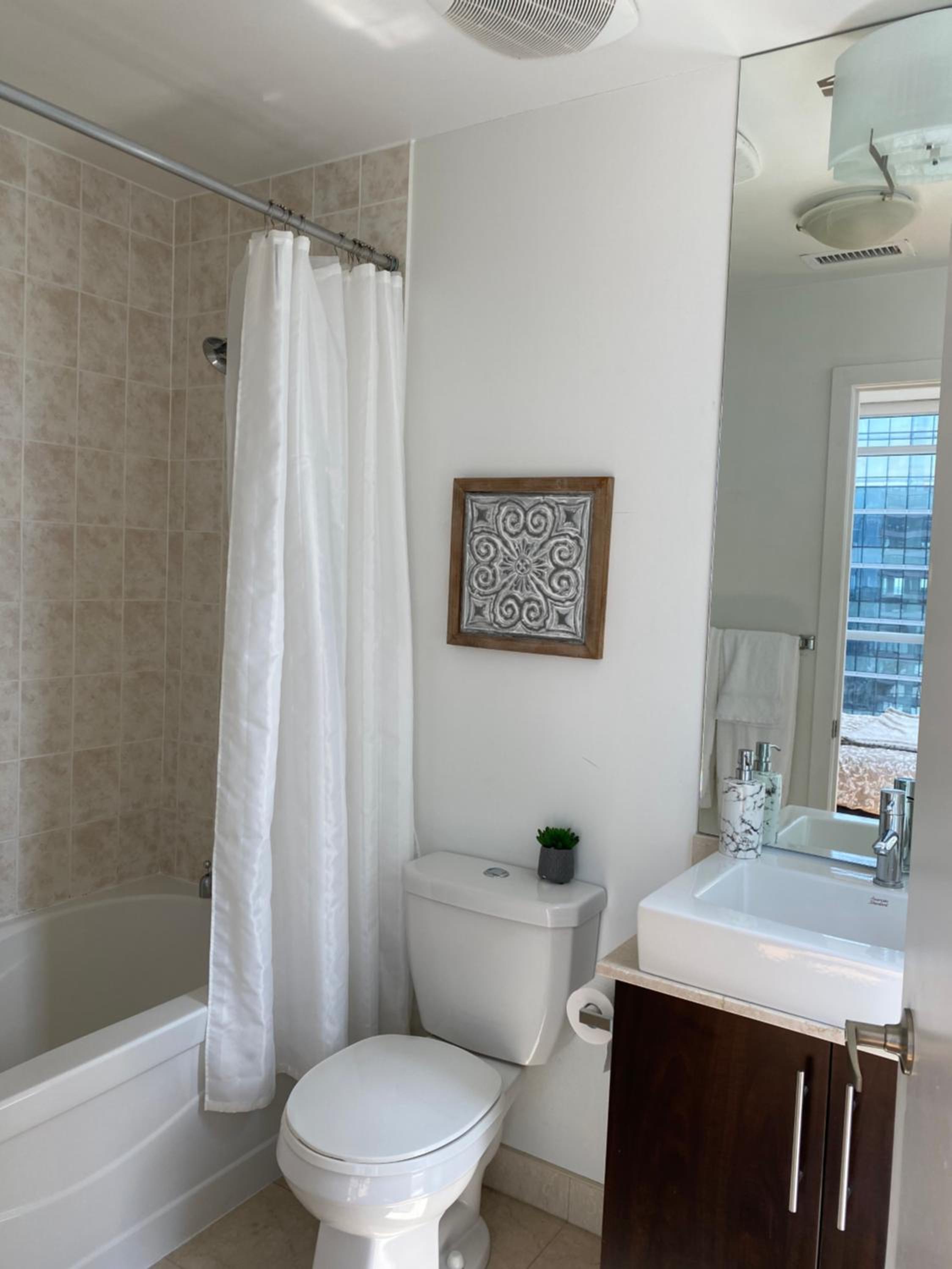 Toronto CN Tower Maple Leaf Square Luxurious 2 Bedroom Condo