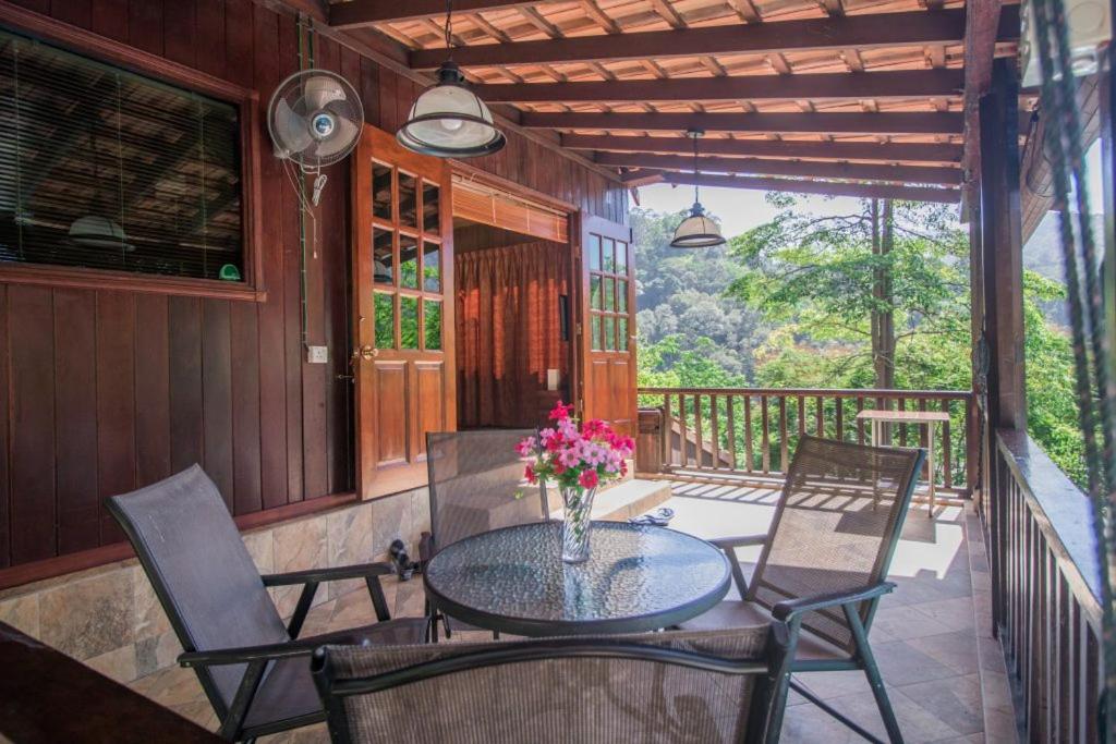 Deserenity Exclusive Jungle Resort Seremban photo 2